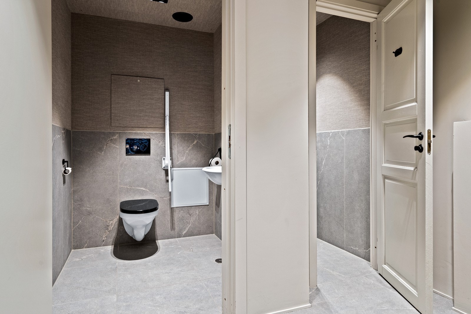 Det er to wc-rom Galleribilde