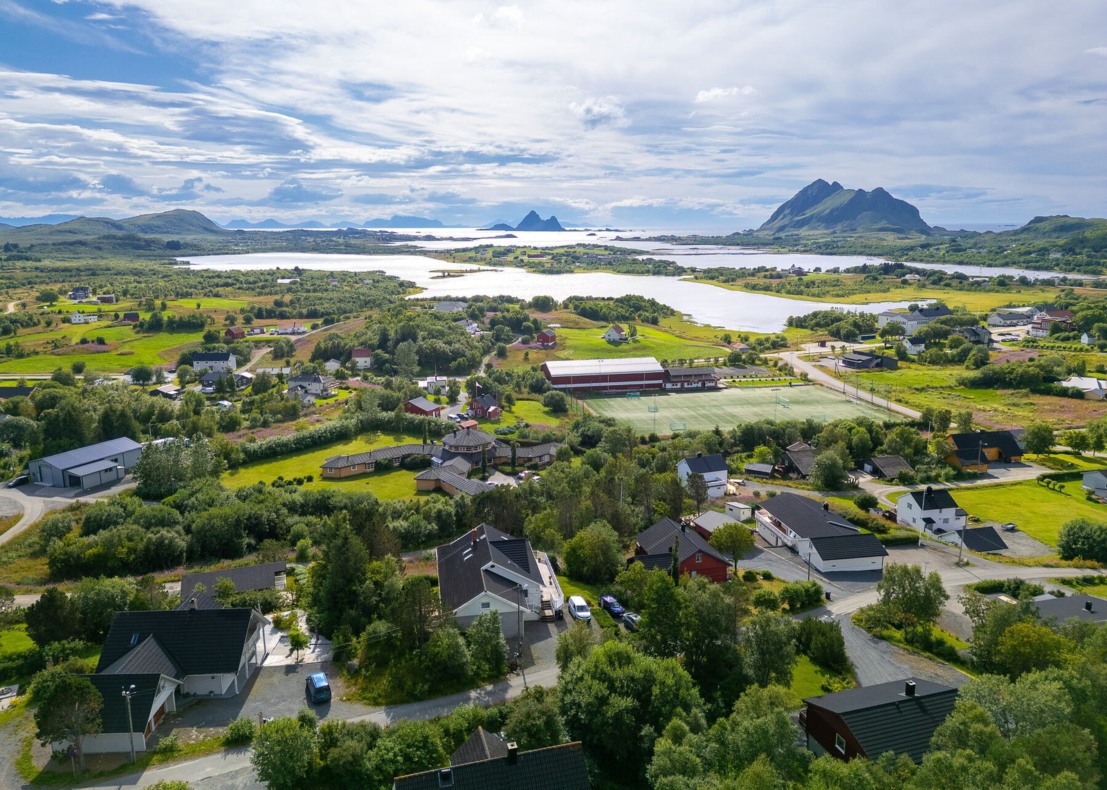 Eiendommen ligger i barnevennlige omgivelser i Nilsåsen, med begrenset trafikk og kort vei til de fleste fasiliteter på Straume Galleribilde