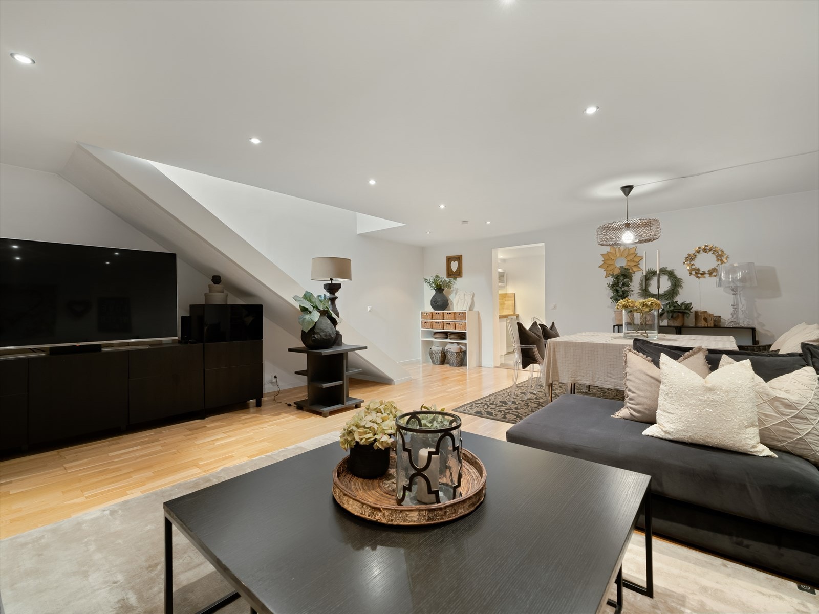 Rommet byr på flere møbleringsmuligheter og gir rikelig plass til både sofagruppe og spisebord. Galleribilde