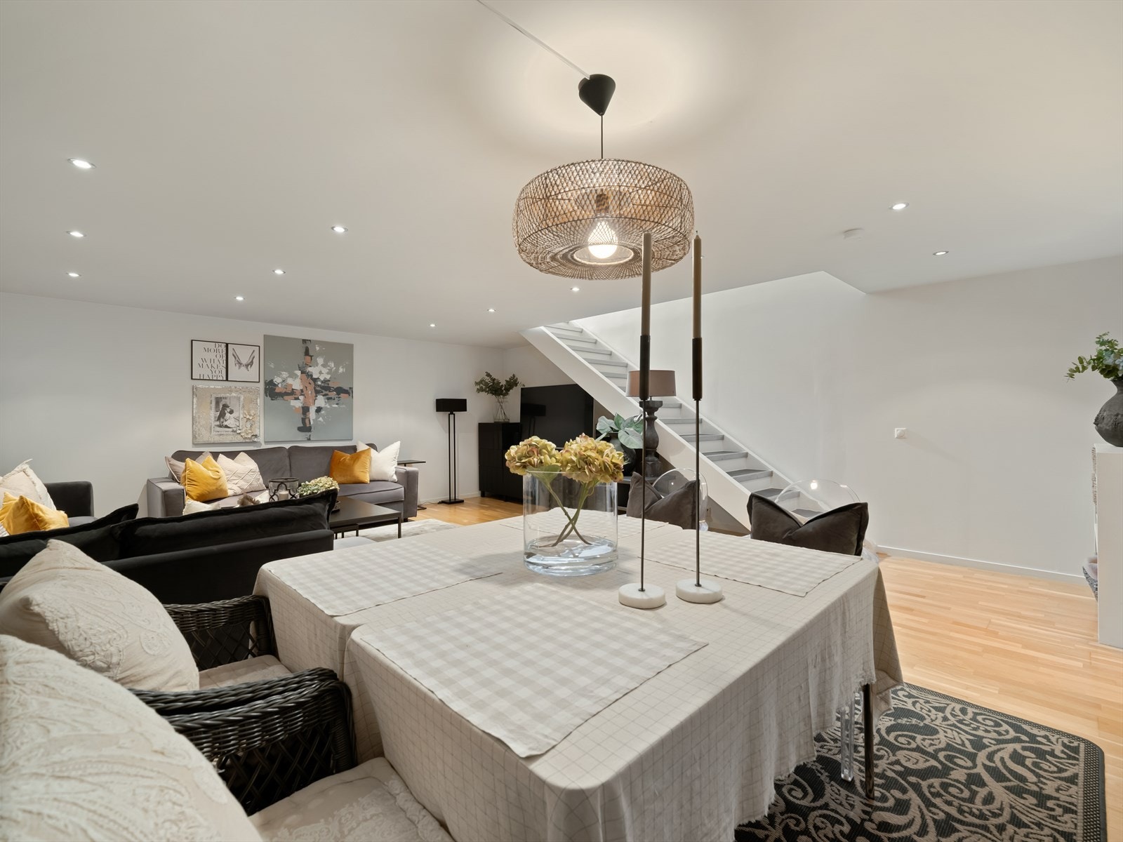 Det gjøres oppmerksom på at stue og kjøkken ikke er godkjent for varig opphold. Se punkt "Ferdigattest/brukstillatelse" i salgsoppgaven. Galleribilde