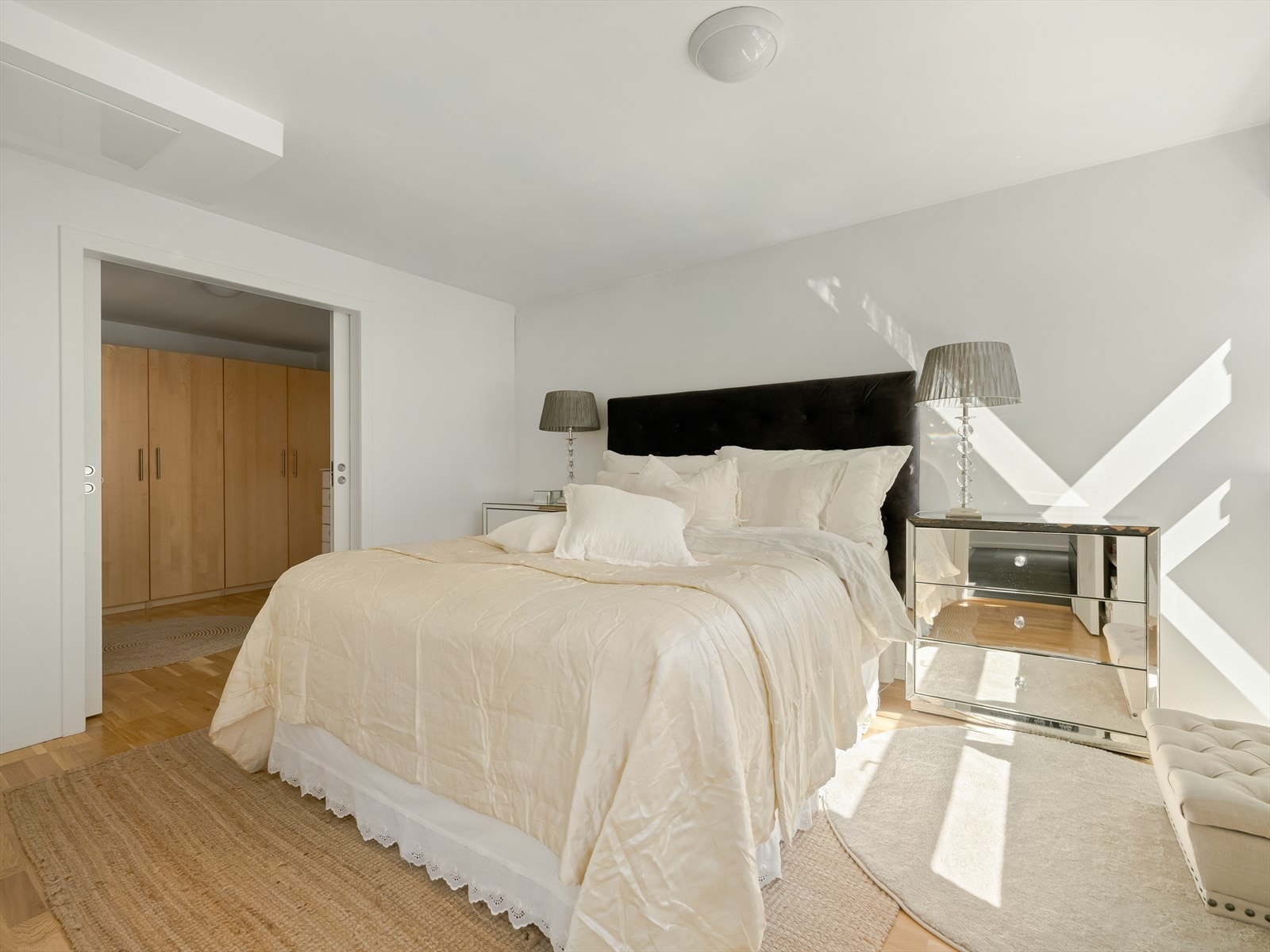 Rommet er praktisk innredet og har direkte tilknytning til baderommet. Galleribilde