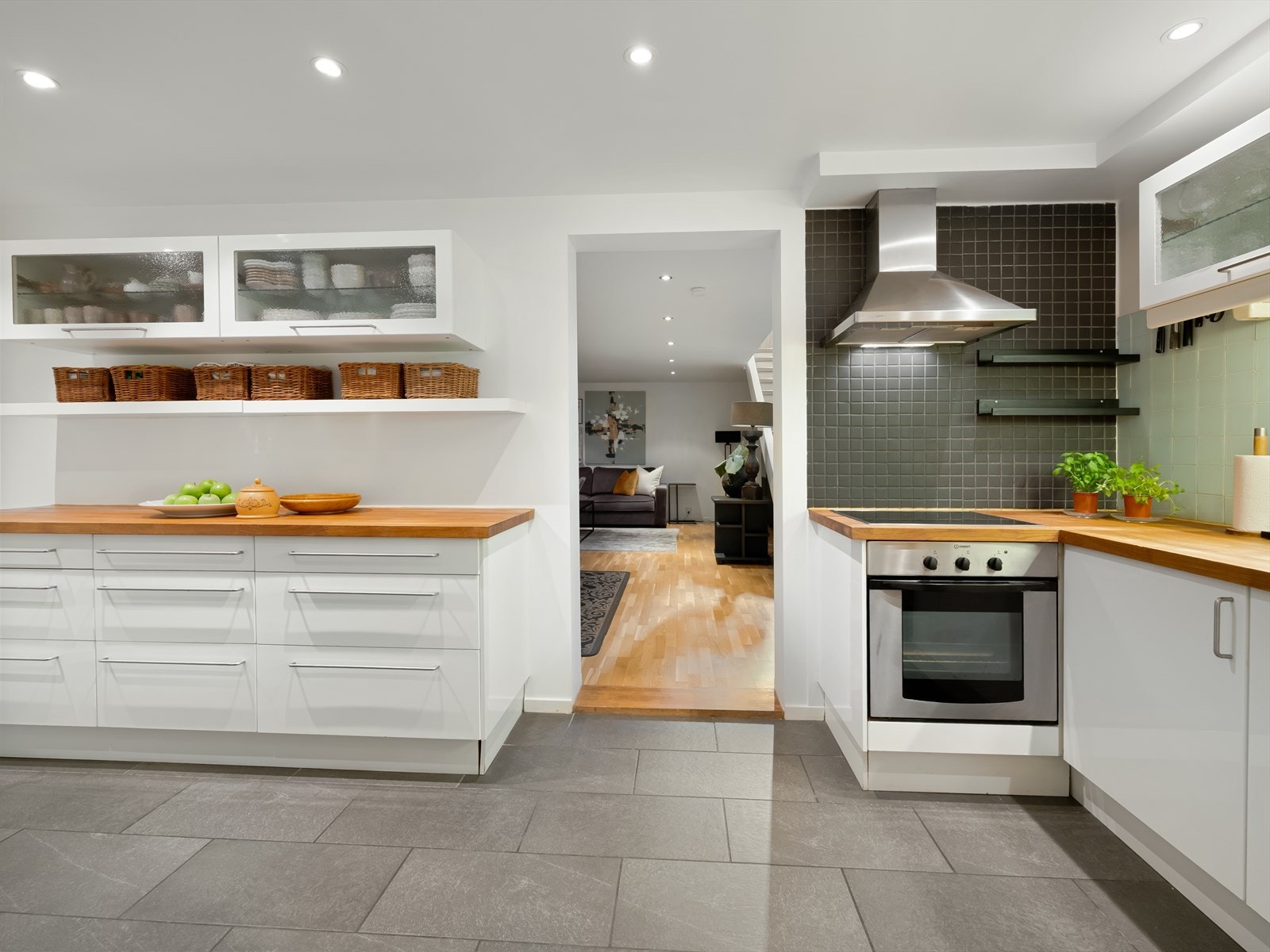 Det er også godt med benkeplass, som gjør matlagingen enkel og praktisk. Galleribilde