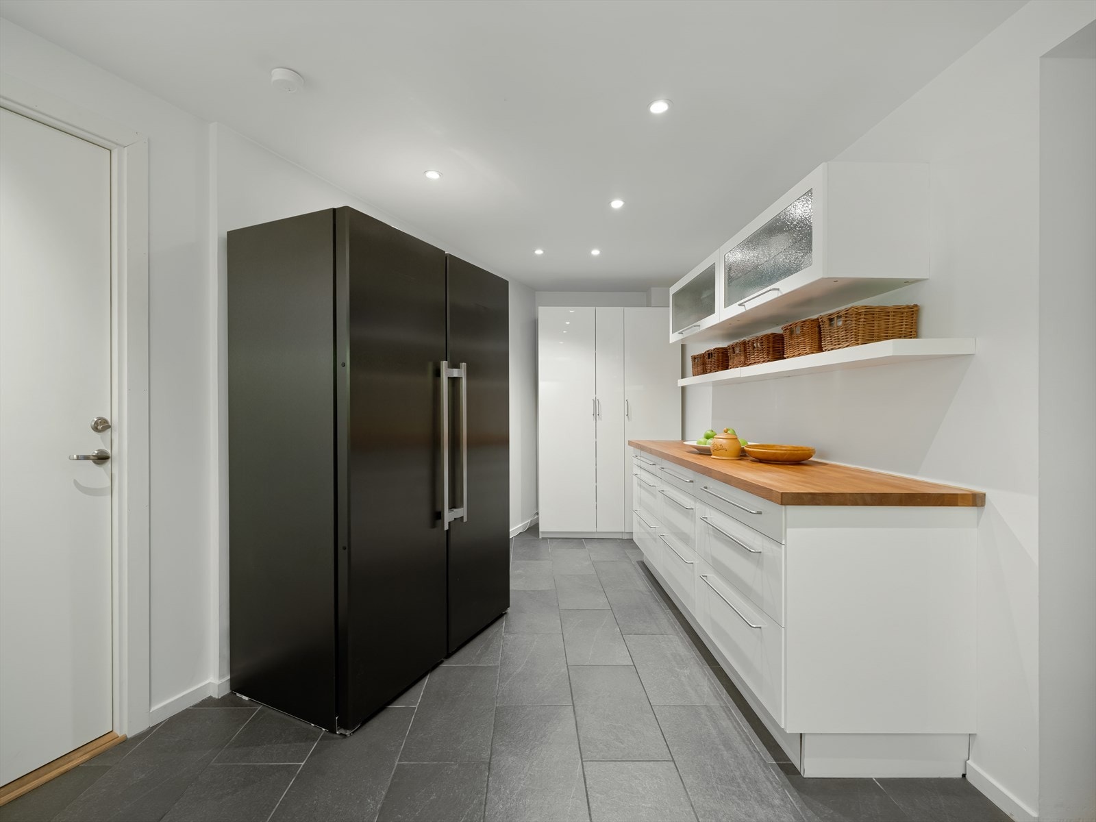 Frittstående kombiskap (kjøl og frys), oppvaskmaskin og integrert stekeovn. Galleribilde