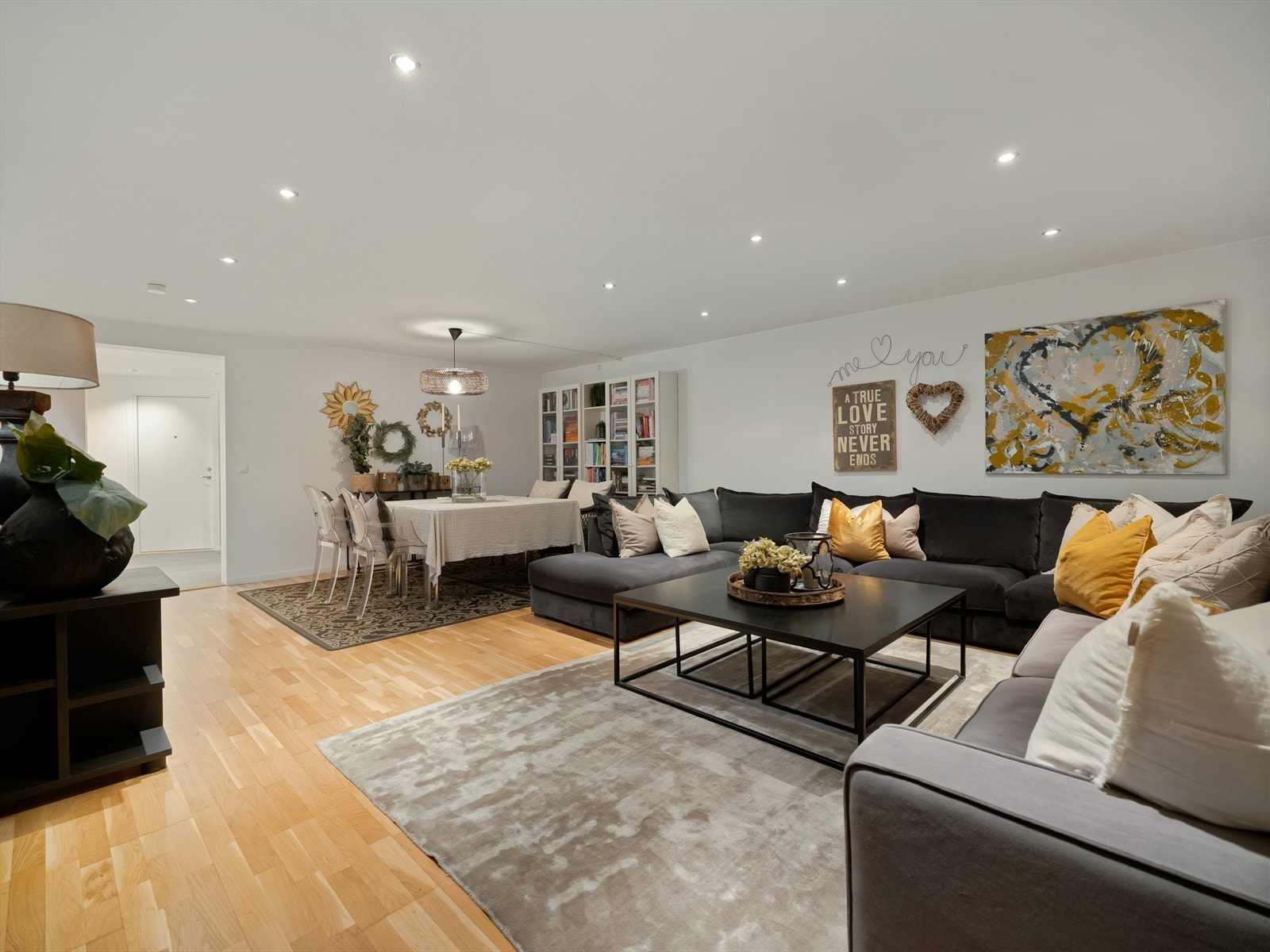 I stuen møter man en romslig sosial sone med godt belyst himling og lyse, harmoniske farger. Galleribilde