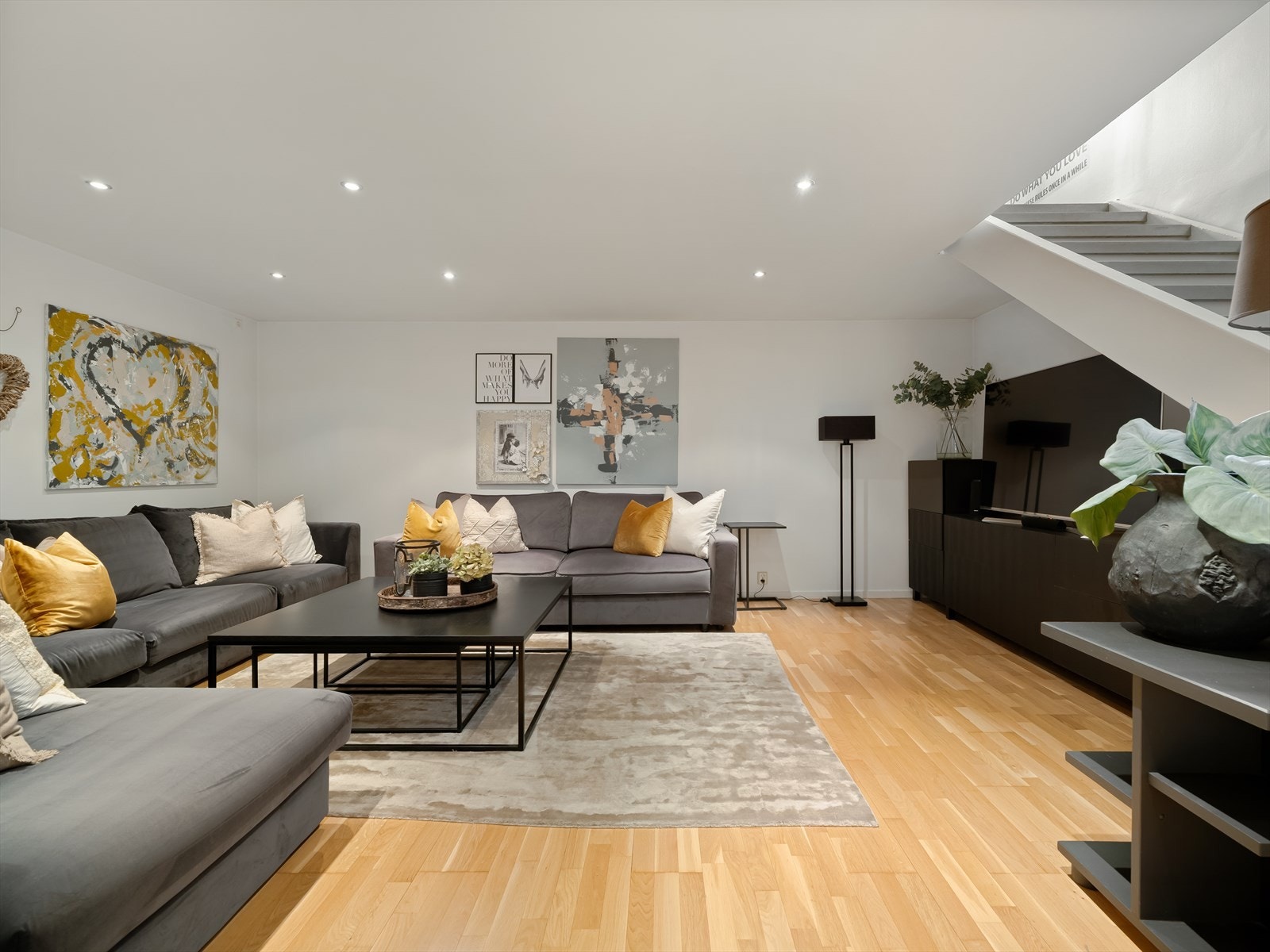 Den lune og behagelige atmosfæren gjør stuen ideell for både avslapning og sosiale sammenkomster. Galleribilde