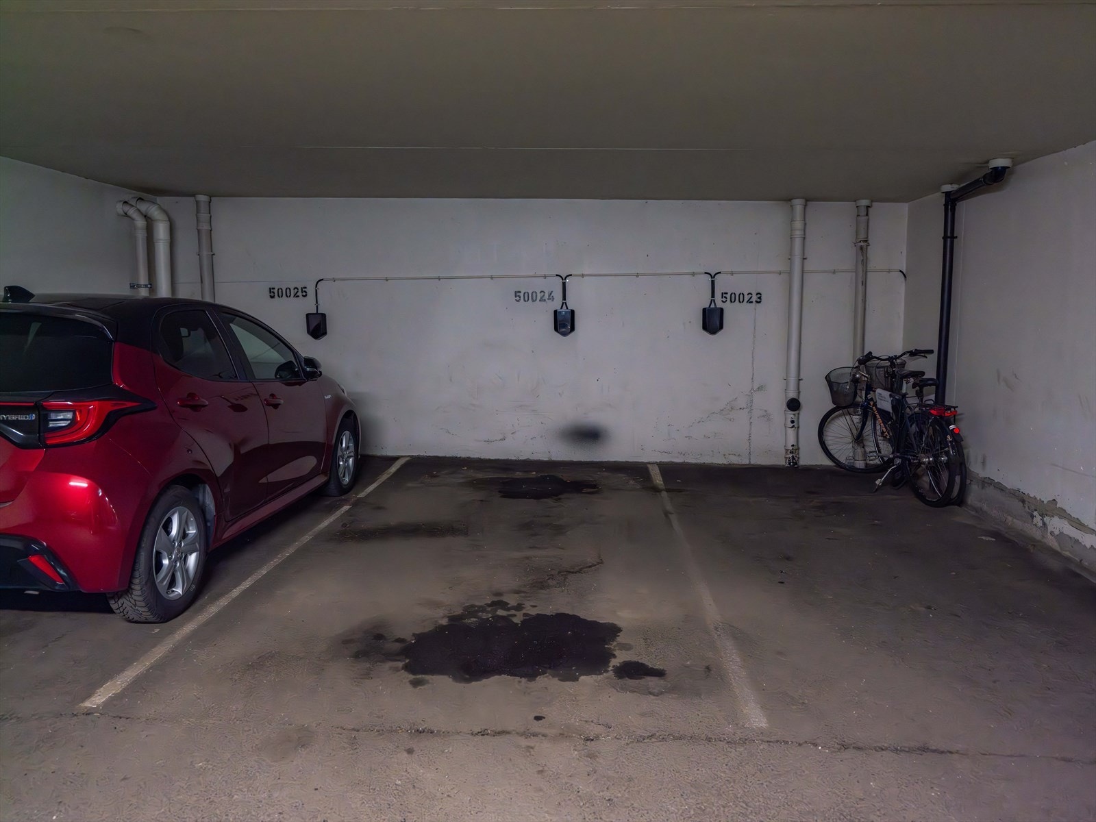 Selger leier en garasjeplass med ladeboks, og har innhentet skriftlig bekreftelse at ny andelseier kan overta leieretten på tilsvarende vilkår, for kr. 900,- pr. mnd. Galleribilde