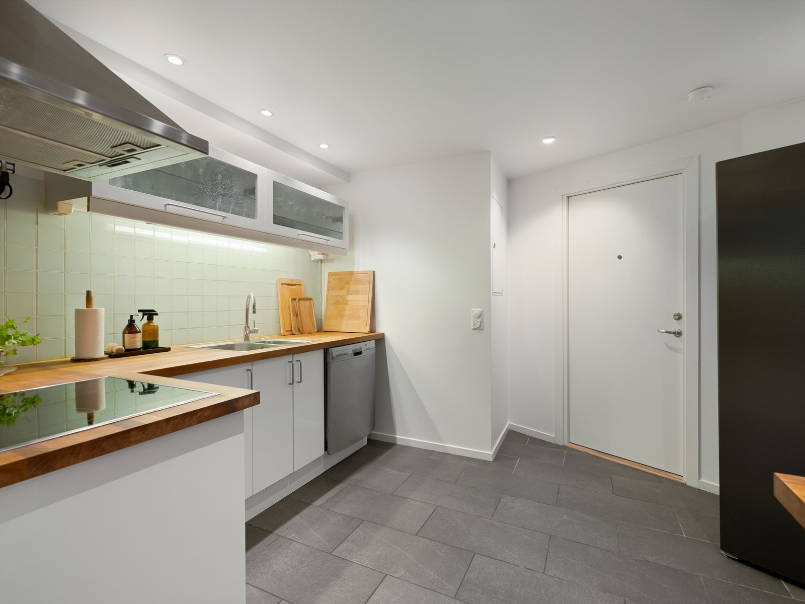 IKEA- innredningen er fra 2005 og består av rikelig med oppbevaringsplass i både over- og underskap. Galleribilde