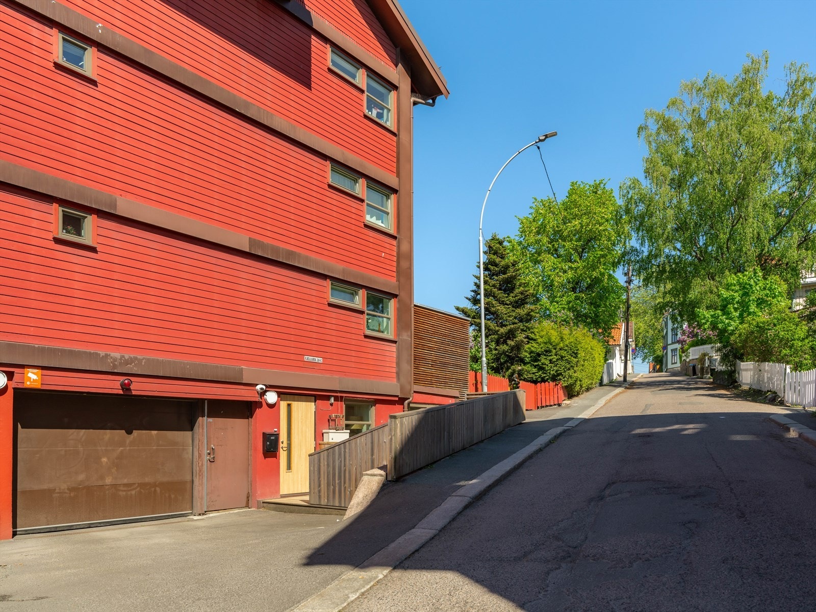 Fjellgata 2A har en sentral og attraktiv beliggenhet midt på Rodeløkka, en oase i den populære bydelen Grünerløkka. Galleribilde