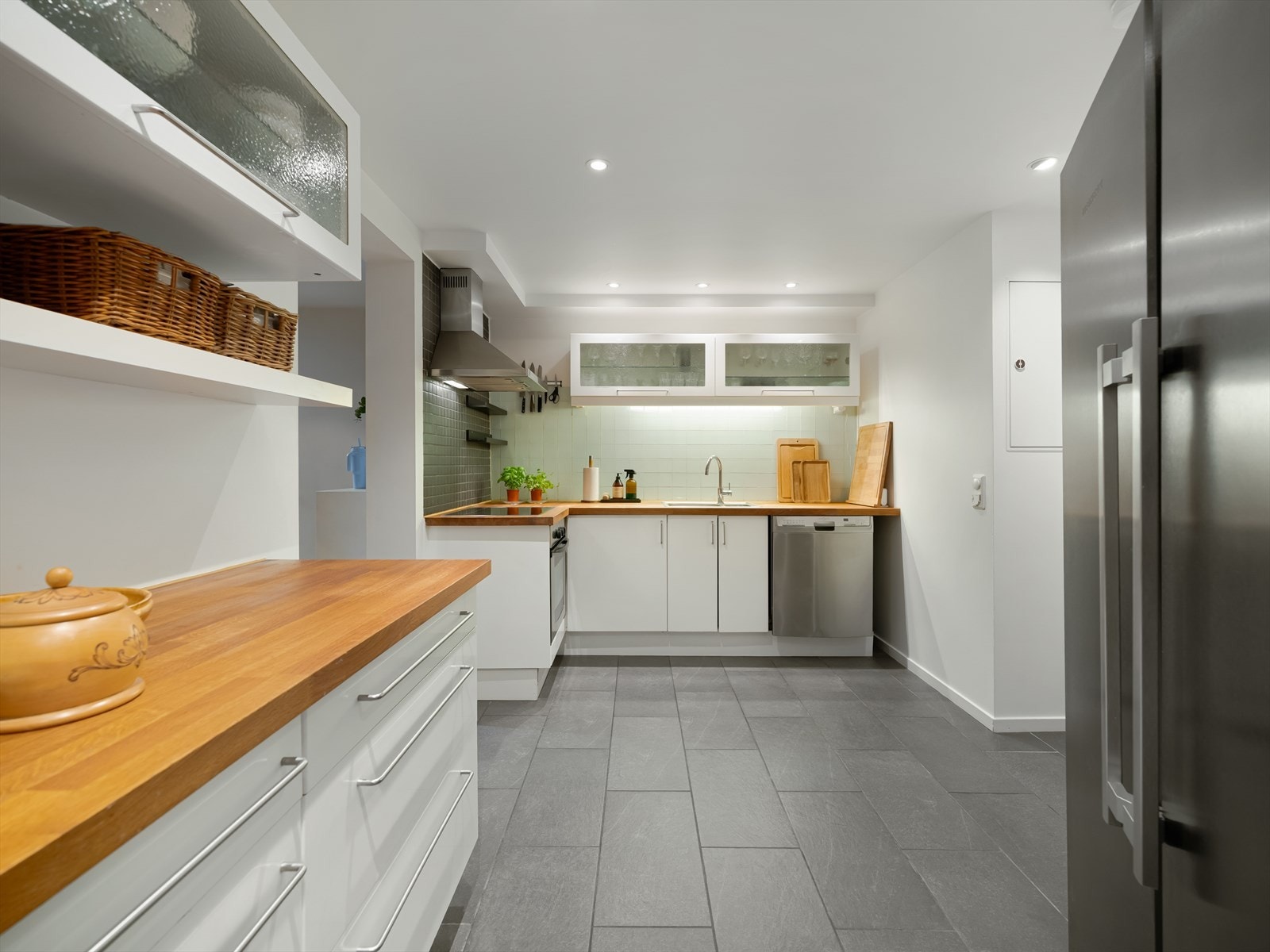 Kjøkkenet er separat plassert i tilknytning til stuen og byr på en praktisk og funksjonell løsning. Galleribilde