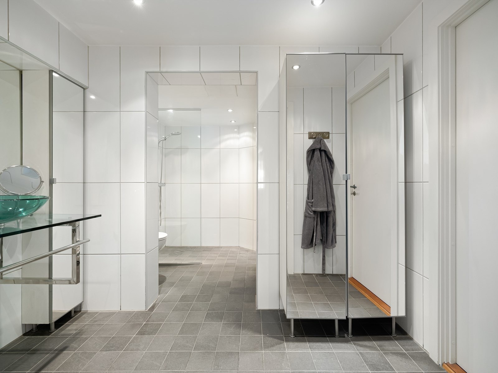 De mange speilfrontene setter et spennende preg på rommet og fargetonene er klassiske. Galleribilde