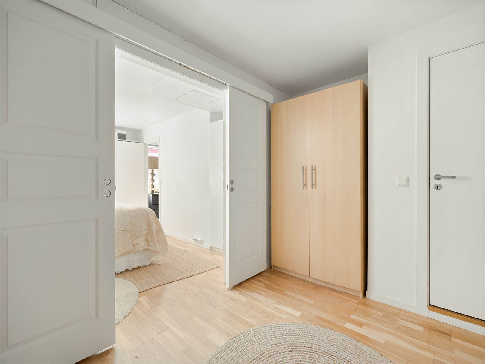 Opprinnelig var rommene ett rom, men de er i dag avdelt med skillevegg med skyvedører. Galleribilde