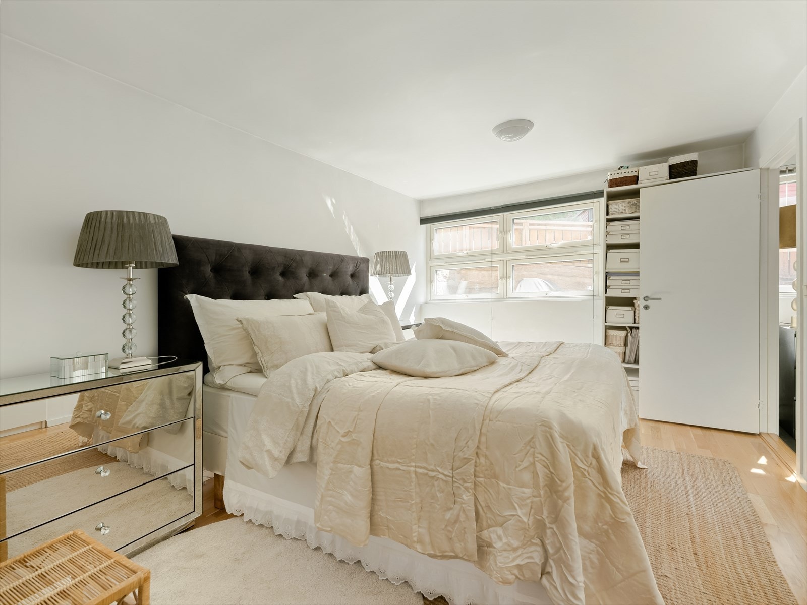 Leilighetens soverom er plassert på øverste etasje, hvor det er lyst og luftig. Galleribilde