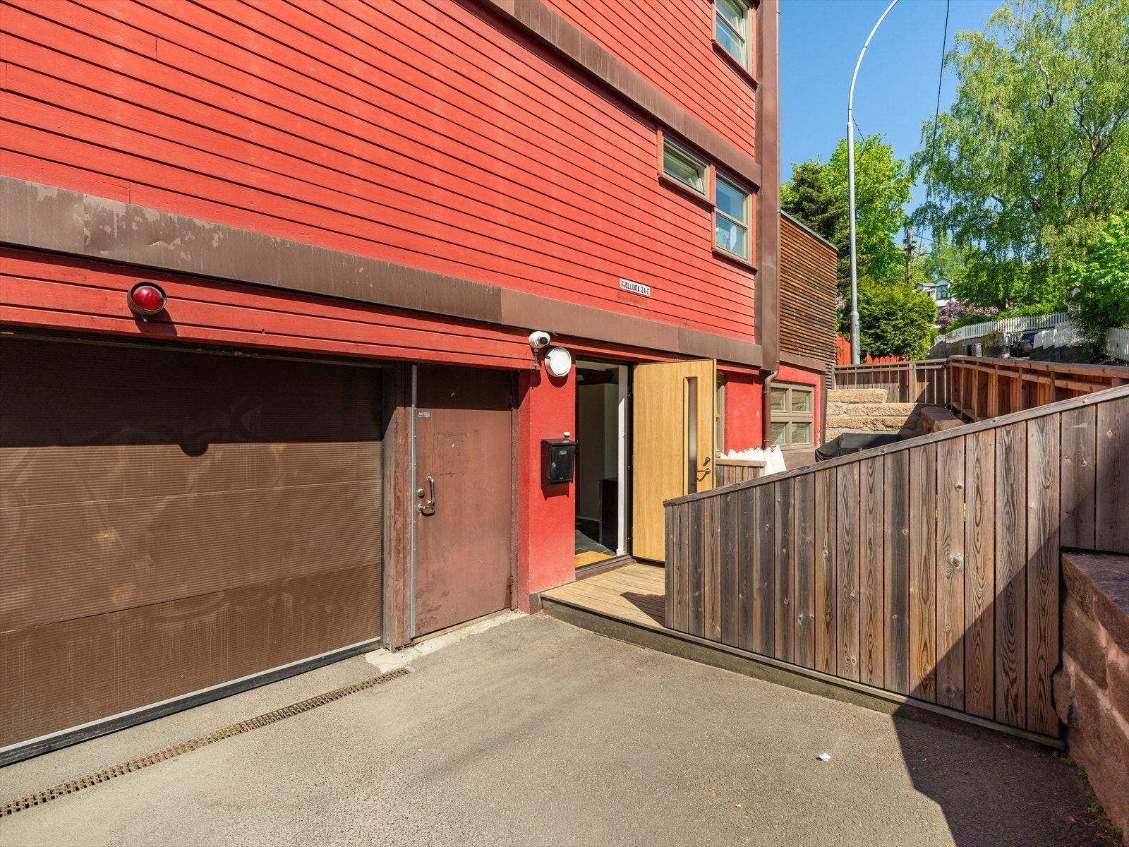 Mulighet for leie av garasjeplass med elbil-lader under bygget. Galleribilde