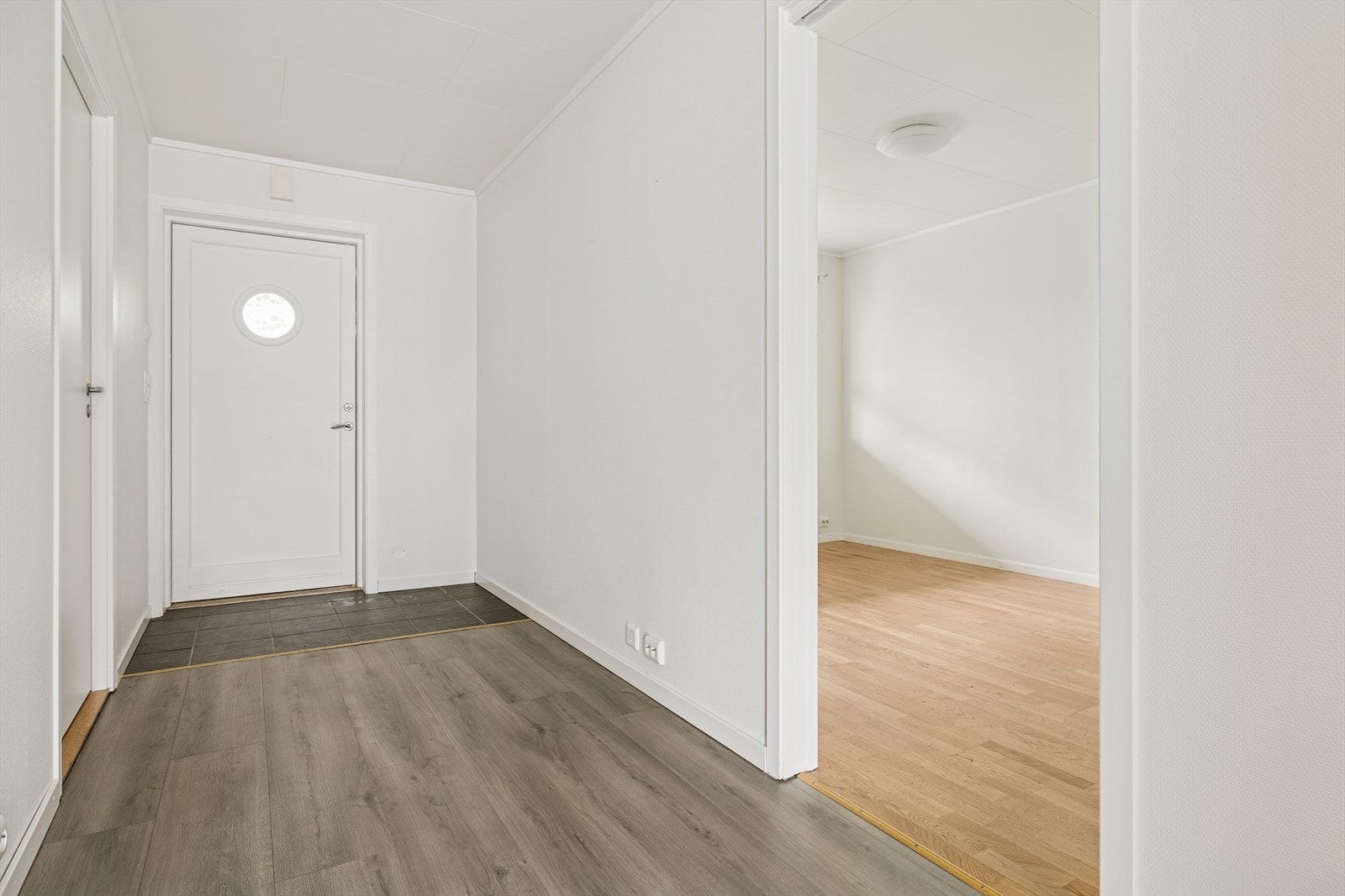 Velkommen inn - her ønskes du velkommen inn i lys entrè med plass til å henge fra deg ytterklær. Galleribilde