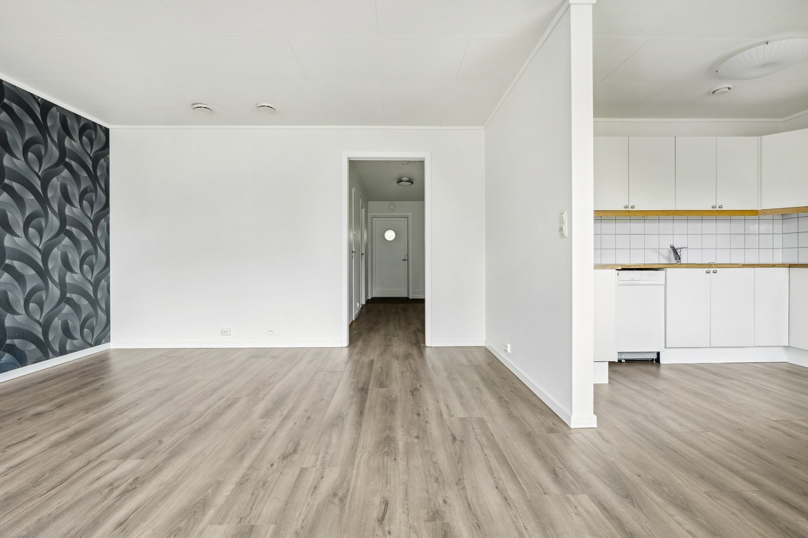 Leiligheten er beliggende i 2. etasje og er fra 2008. Leiligheten har en praktisk planløsning og har en normal standard sett ut ifra byggeår, men det må påregnes noe oppgradering og vedlikehold. Galleribilde