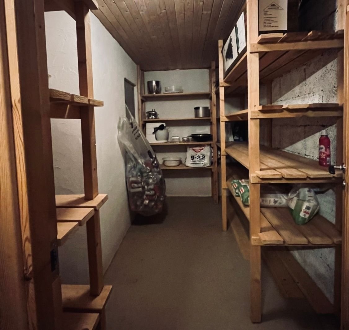 Matbod i kjeller, kjølig selv på varme sommerdager. Galleribilde