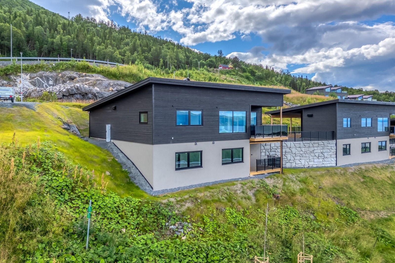 Velkommen til Brudesporeveien 10 med beliggenhet i ypperste klasse! Boligen er nylig oppført og inneholder tre soverom, to flislagte bad, wc-rom, vaskerom, åpen stue-/kjøkkenløsning med fantastisk utsikt, vindfang og bod. Fotograf: Kalle Punsvik Galleribilde