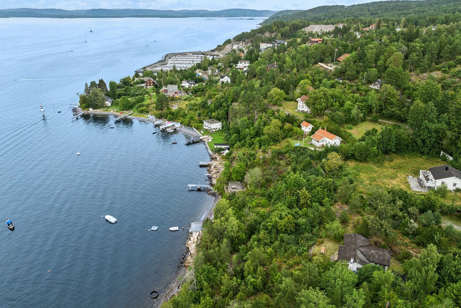 Dagligvarehandelen kan enkelt gjøres på Spar Fagerstrand eller Kiwi Fagerstrand, begge kun ca. 4 minutter unna med bil. Galleribilde