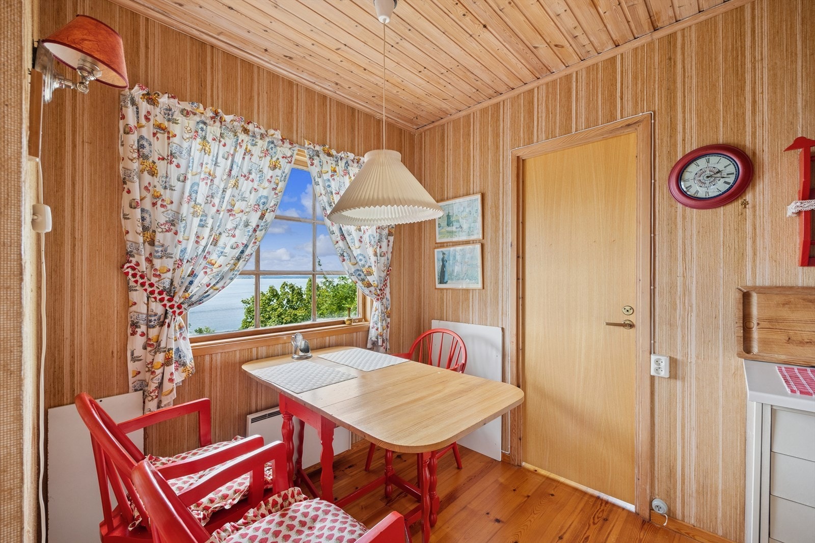 Kjøkkenet har et koselig frokostbord plassert rett foran vinduet - her kan du nyte morgenkaffen med utsikt. Galleribilde