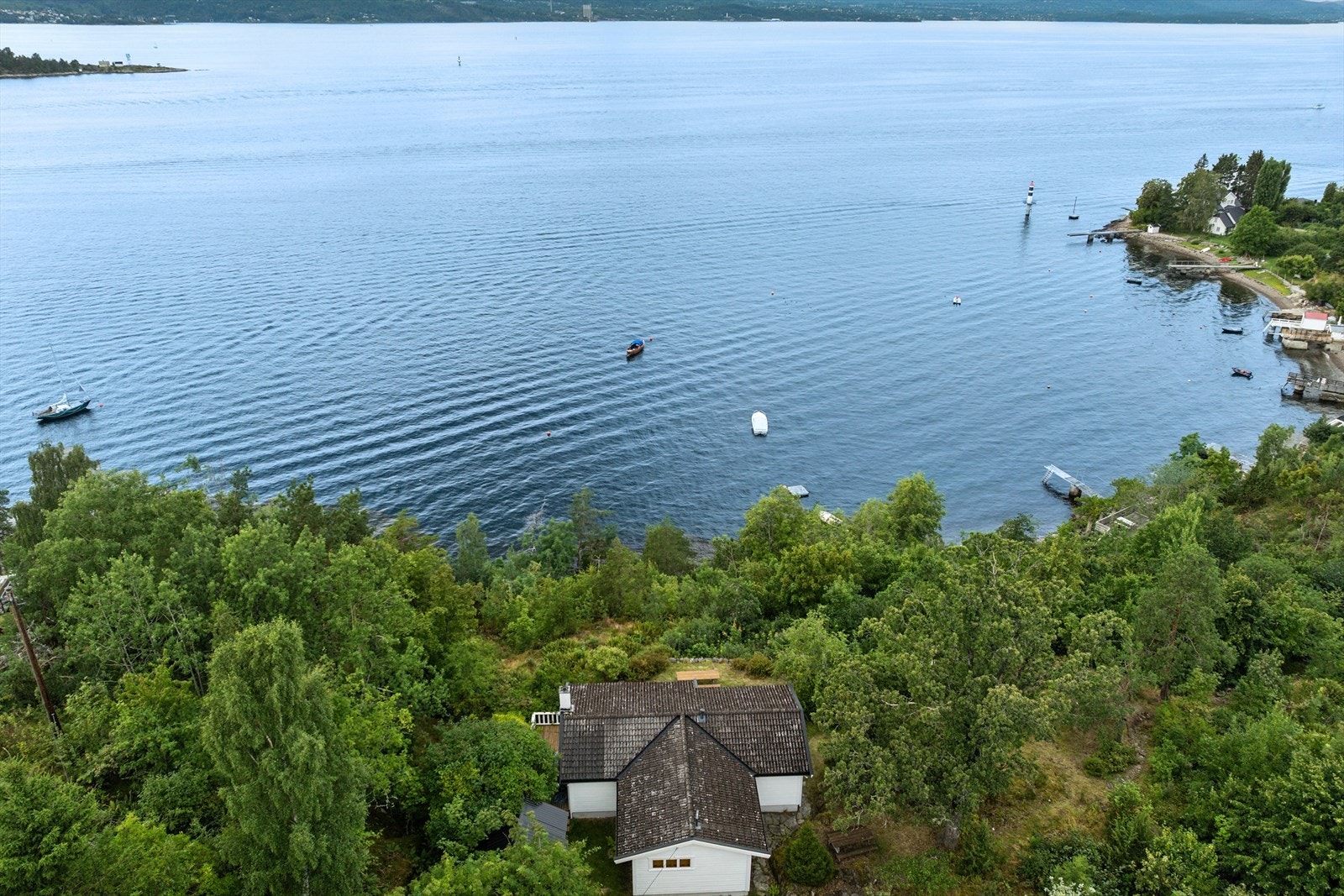 Fra eiendommen er det kort avstand til flere populære badeplasser, som Fagerstrand badeplass og Paradisbukta - perfekte steder for sommerdager med bading og avslapning. Galleribilde