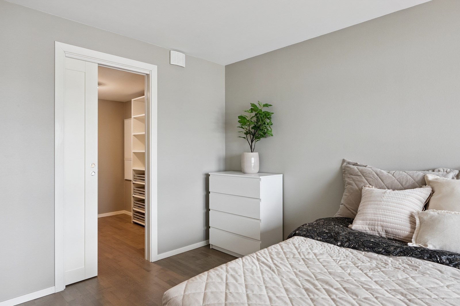 Skyvedør mellom soverom og Walk-in closet Galleribilde