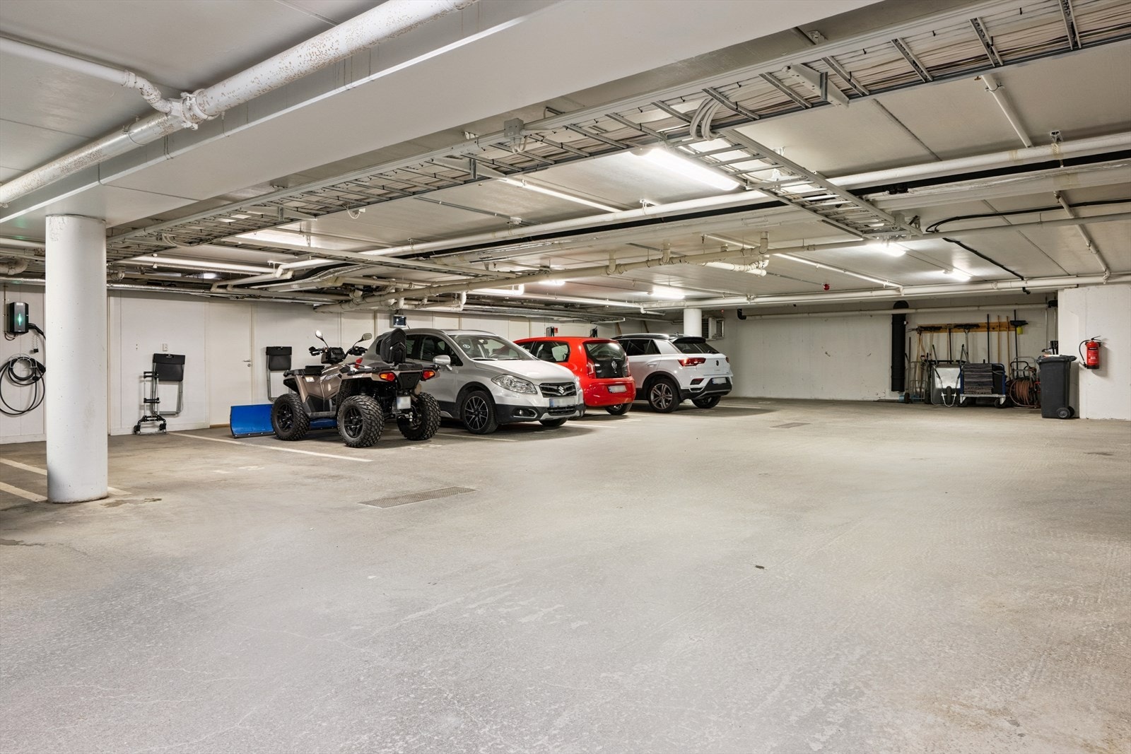Hver seksjonseier har sin parkeringsplass i felles parkeringskjeller.
All parkering for øvrig skjer på sameiets parkeringsplasser utomhus. Av totalt 13 plasser er 11 avsatt til gjesteparkering og 2 kan leies ut av styret. Galleribilde