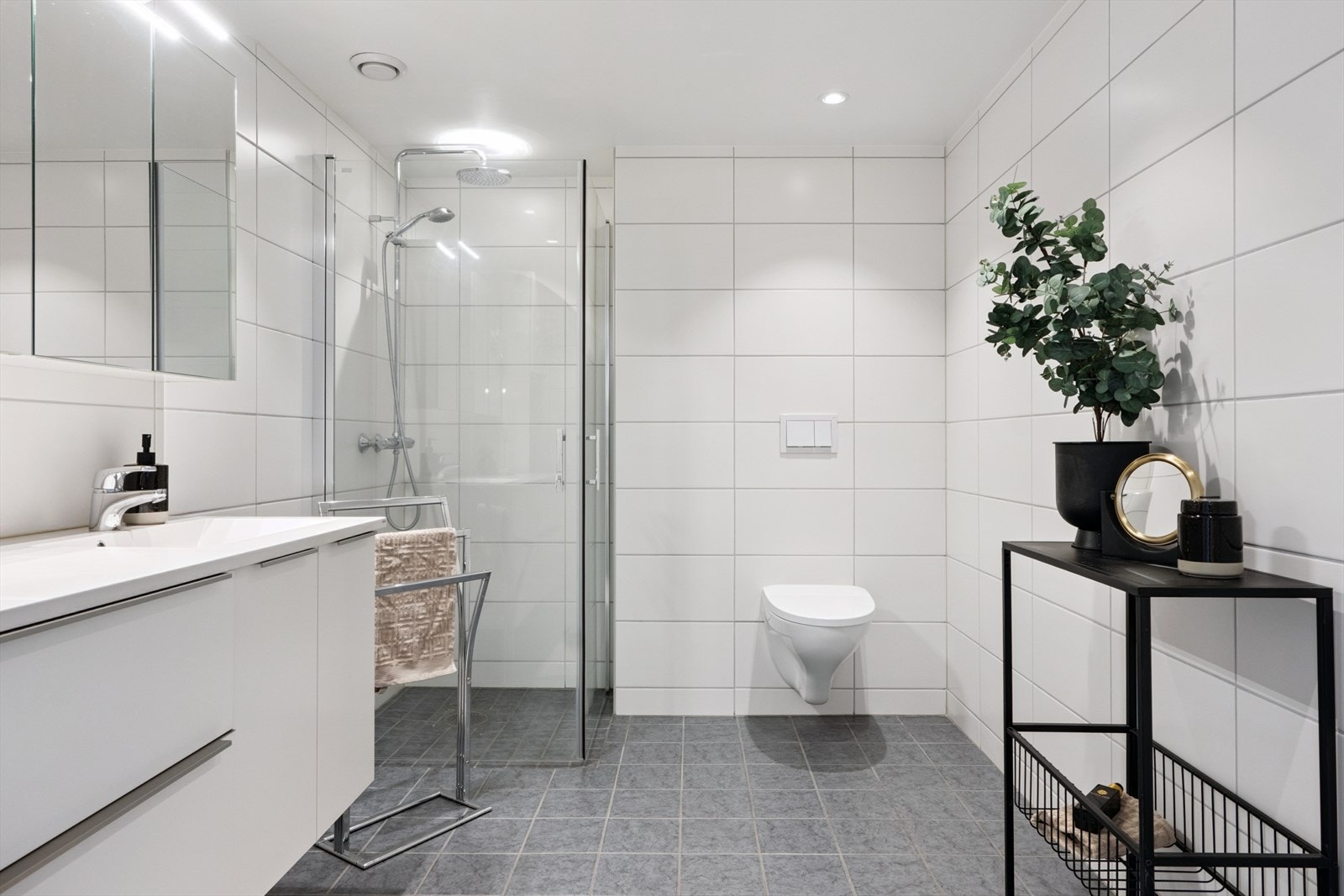 Flislagt bad med varme i gulv og med down lights i himling. Galleribilde