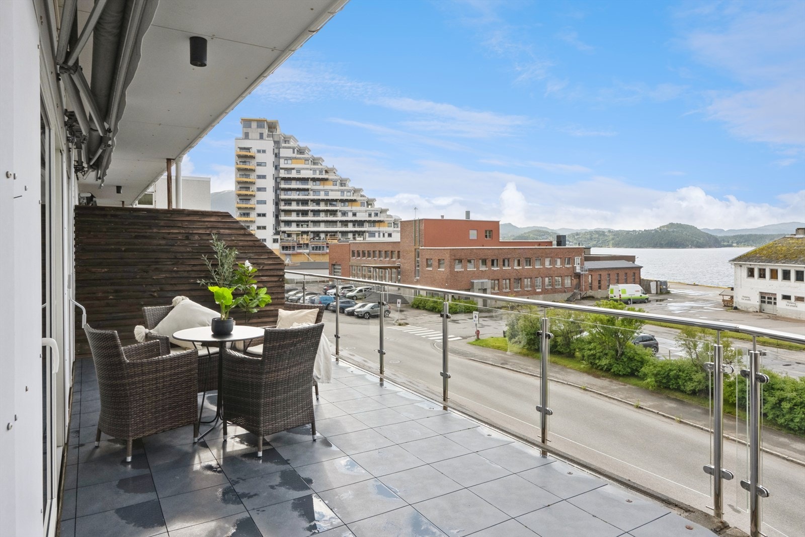 Delvis overbygd terrasse på 20 m2 med nydelig utsikt- og gode solforhold. Galleribilde