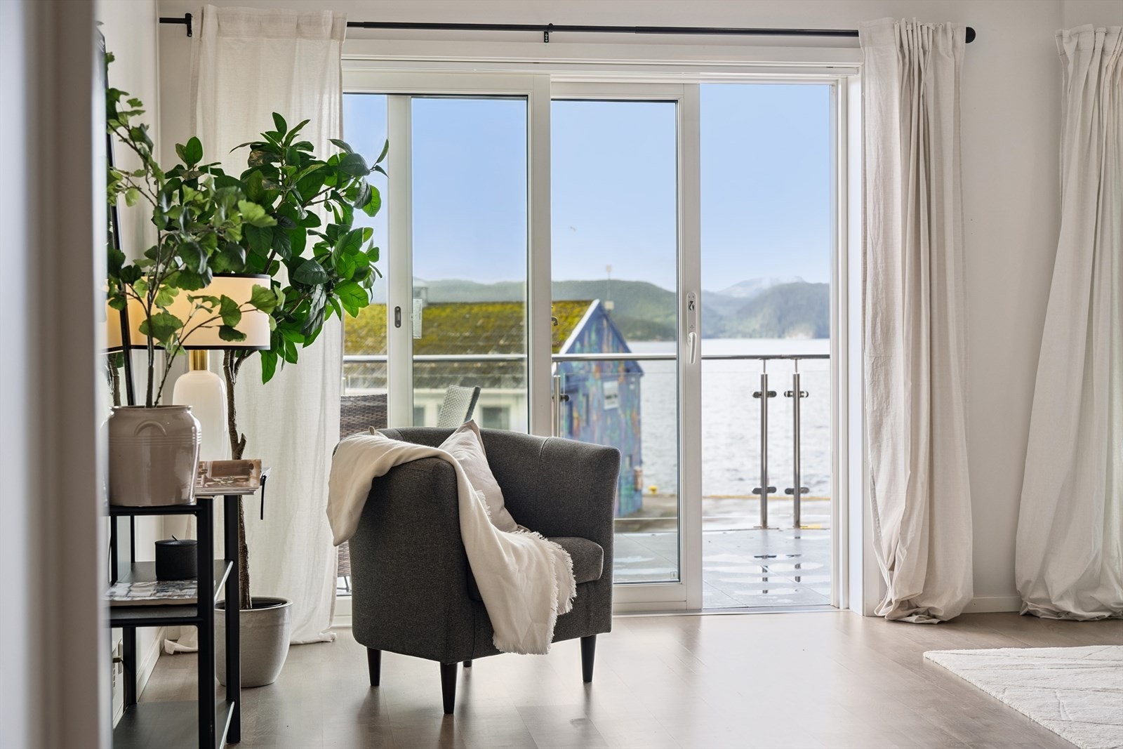 Skyvedør ut til stor terrasse. Galleribilde