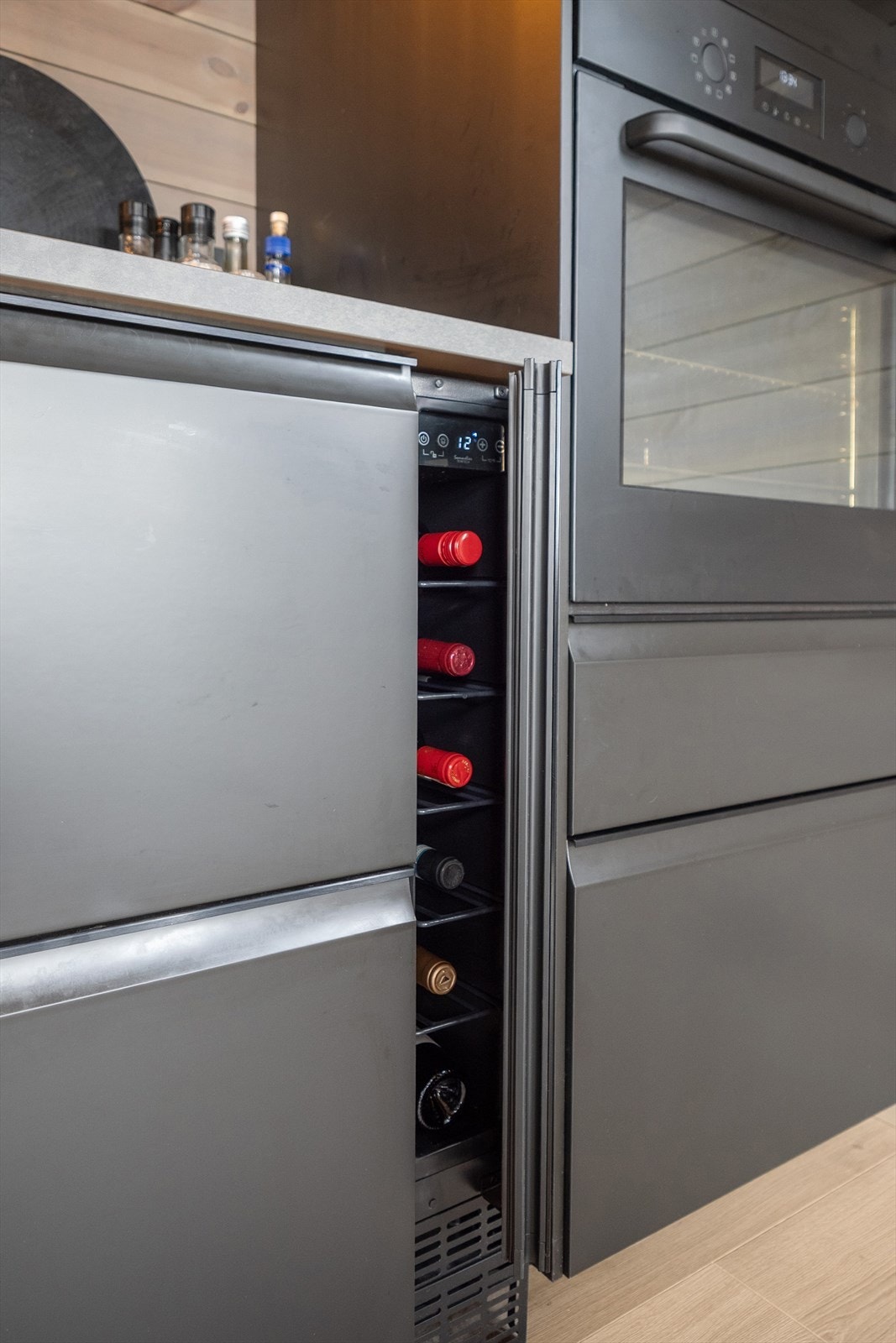 Kjøkkenet er utstyrt med kjøl-/fryseskap, oppvaskmaskin, stekeovn, mikrobølgeovn, platetopp med ventilator og vinskap. Galleribilde