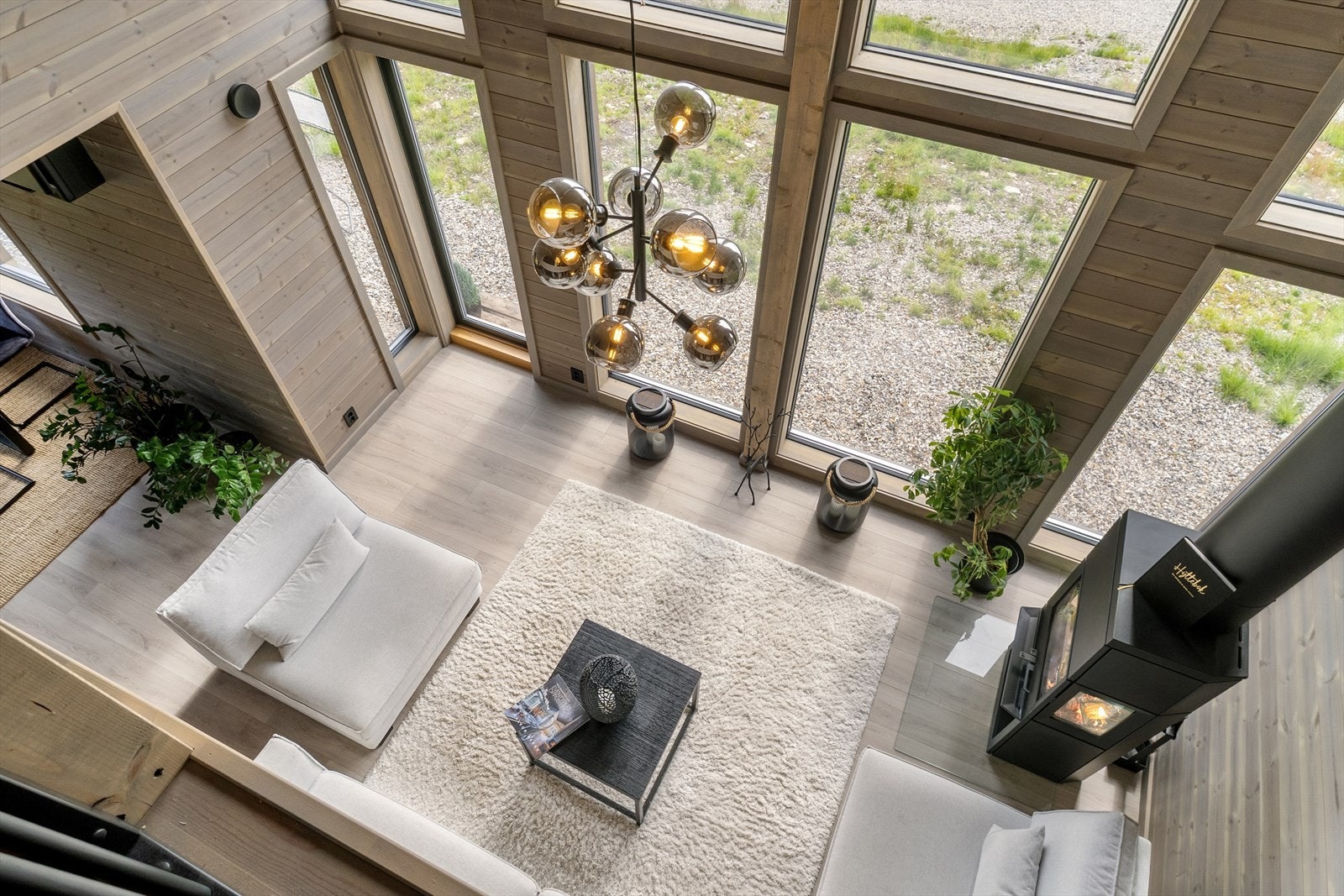 Panoramavinduene sørger for godt med lysinnslipp i begge etasjer og planløsningen oppleves som svært praktisk. Galleribilde