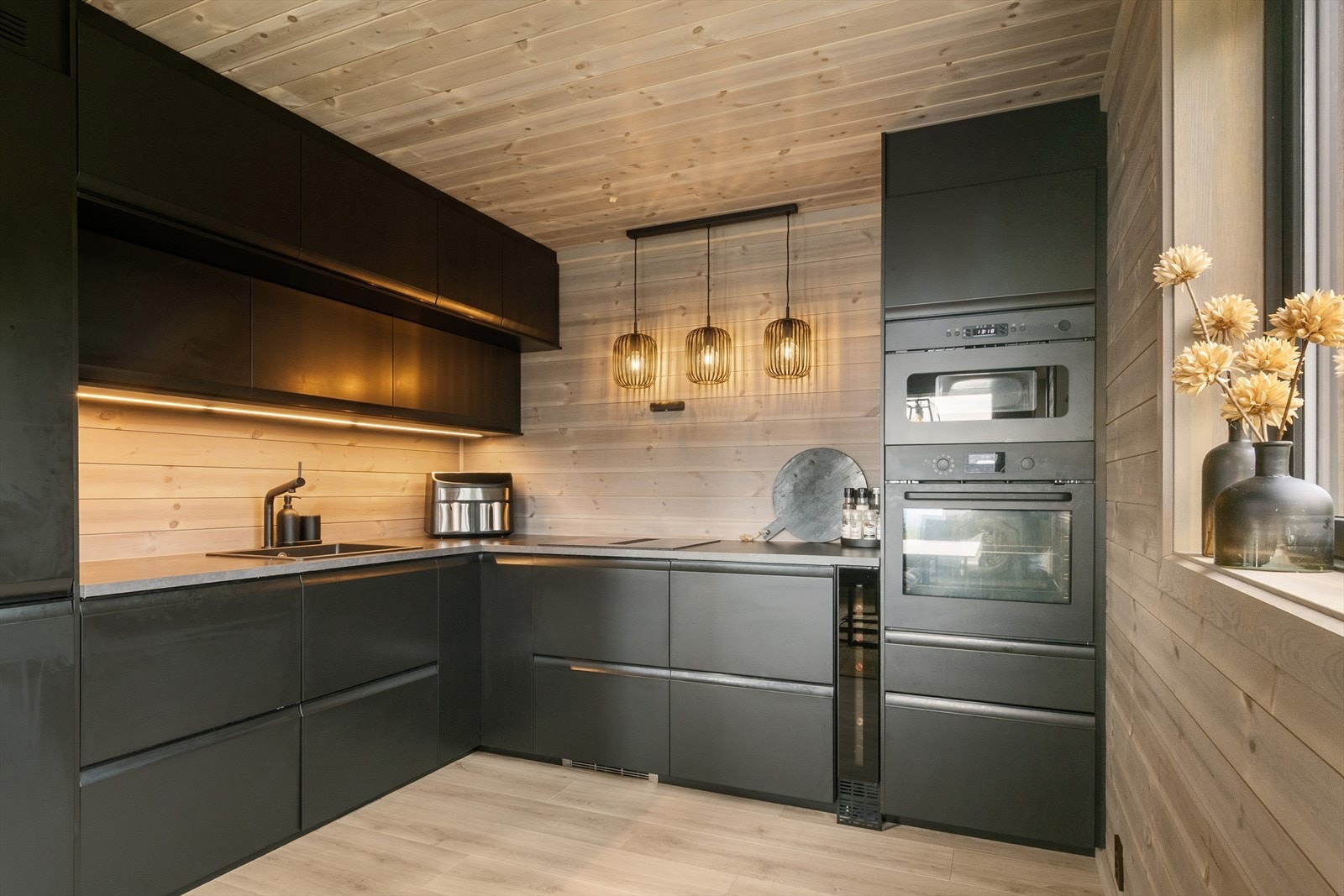 Benkeplater i laminat, over- og underskap, samt komposittkum med avrenningsfelt og ettgreps blandebatteri. Galleribilde