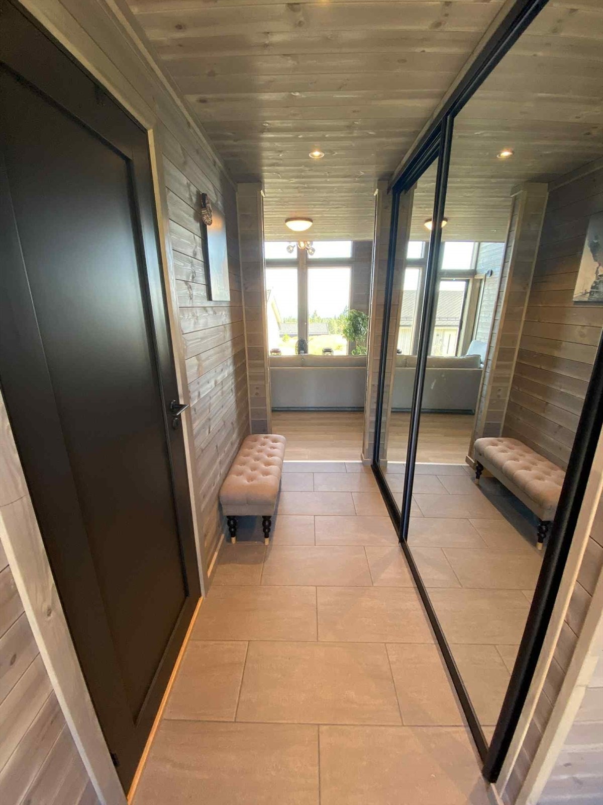 Entreen har flislagt gulv med varmekabler og en praktisk skyvedørsgarderobe. Foto: Privat Galleribilde