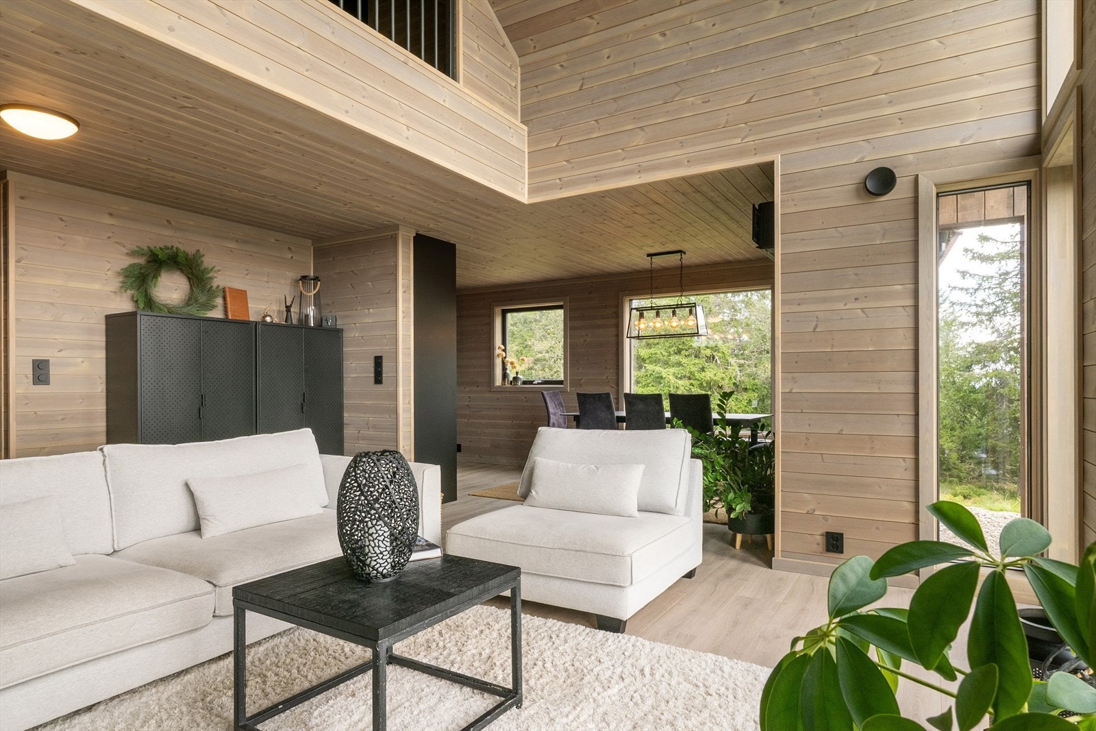 Stuen ligger i delvis åpen løsning mot kjøkkenet, med egen sone for spiseplass i spisestuen. Galleribilde