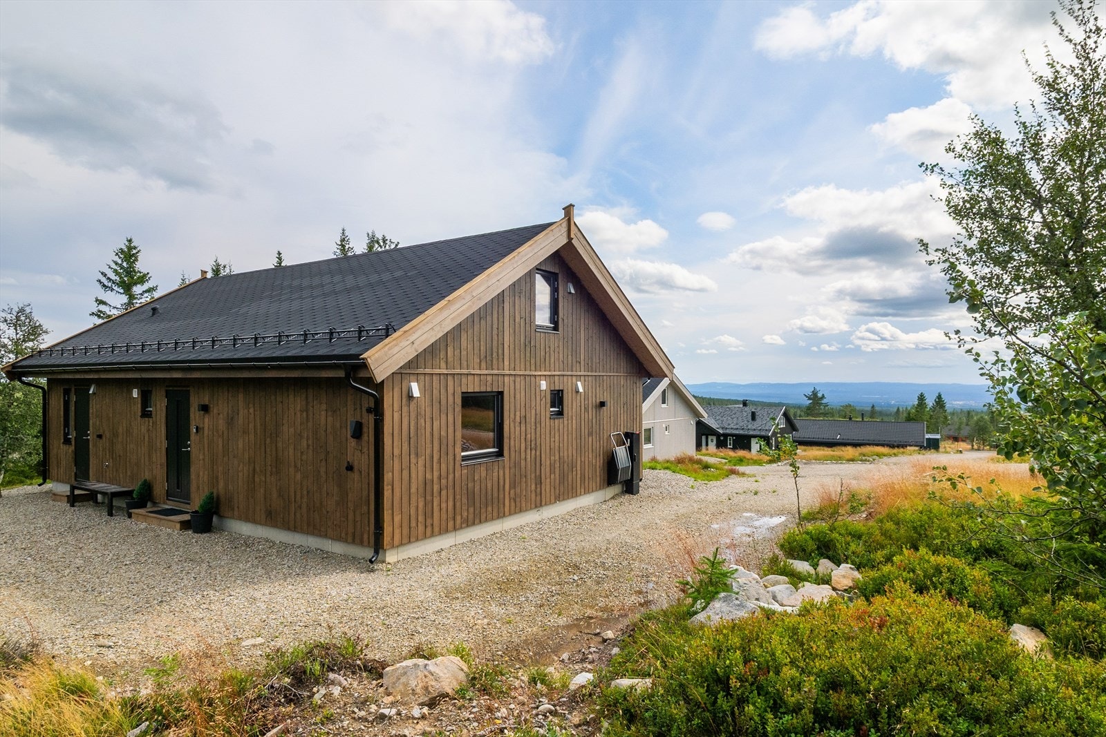 Fritidsboligen er levert av Saltdalshytta og ligger på hjørnet i området delvis omringet av naturskjønne omgivelser. Galleribilde