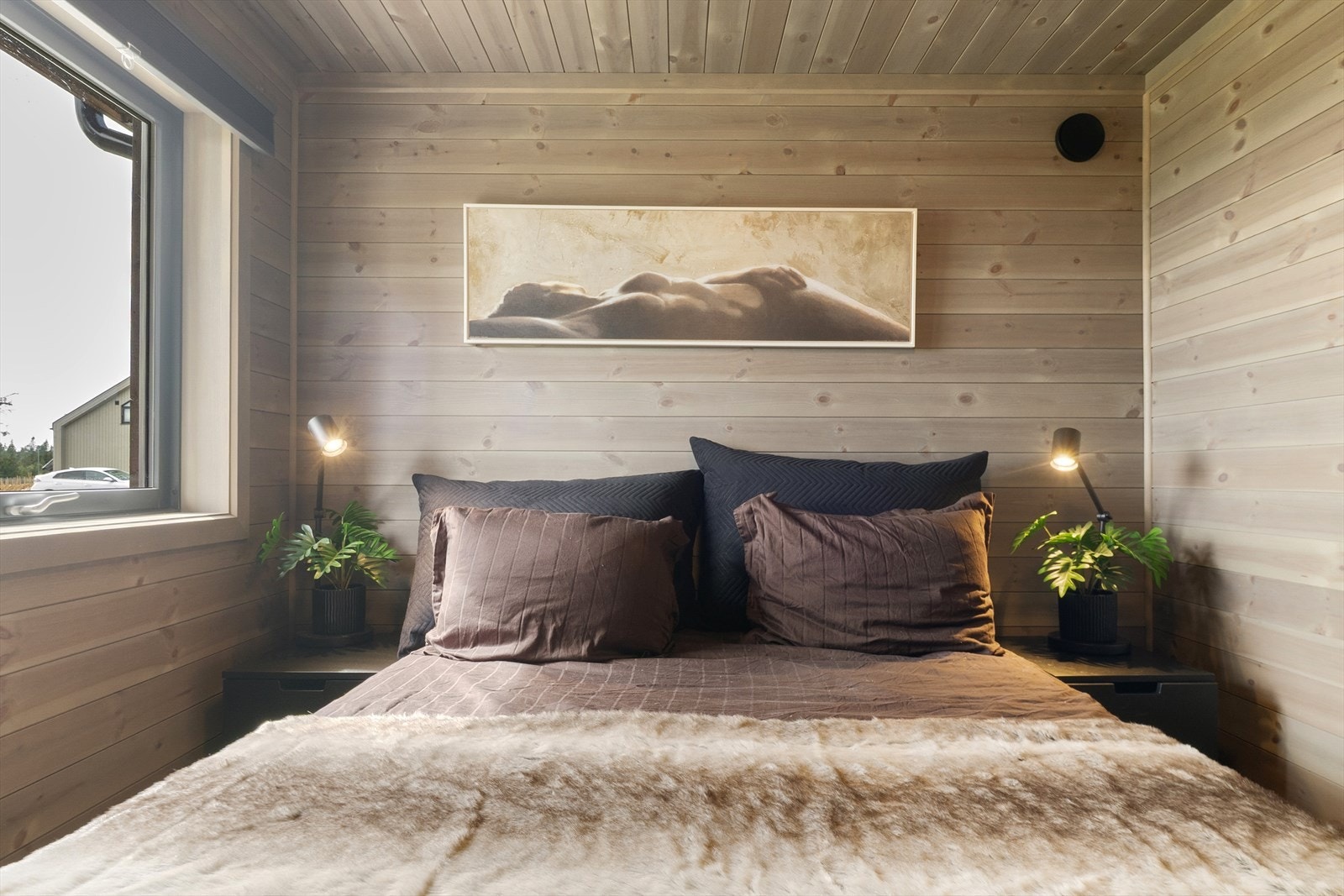 Begge rommene er av god størrelse med plass til stor seng og tilhørende møblement. Galleribilde