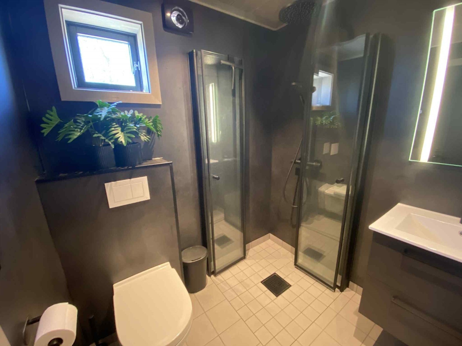 Badet har vegger med sokkelflis og baderomsplater. Foto: Privat Galleribilde