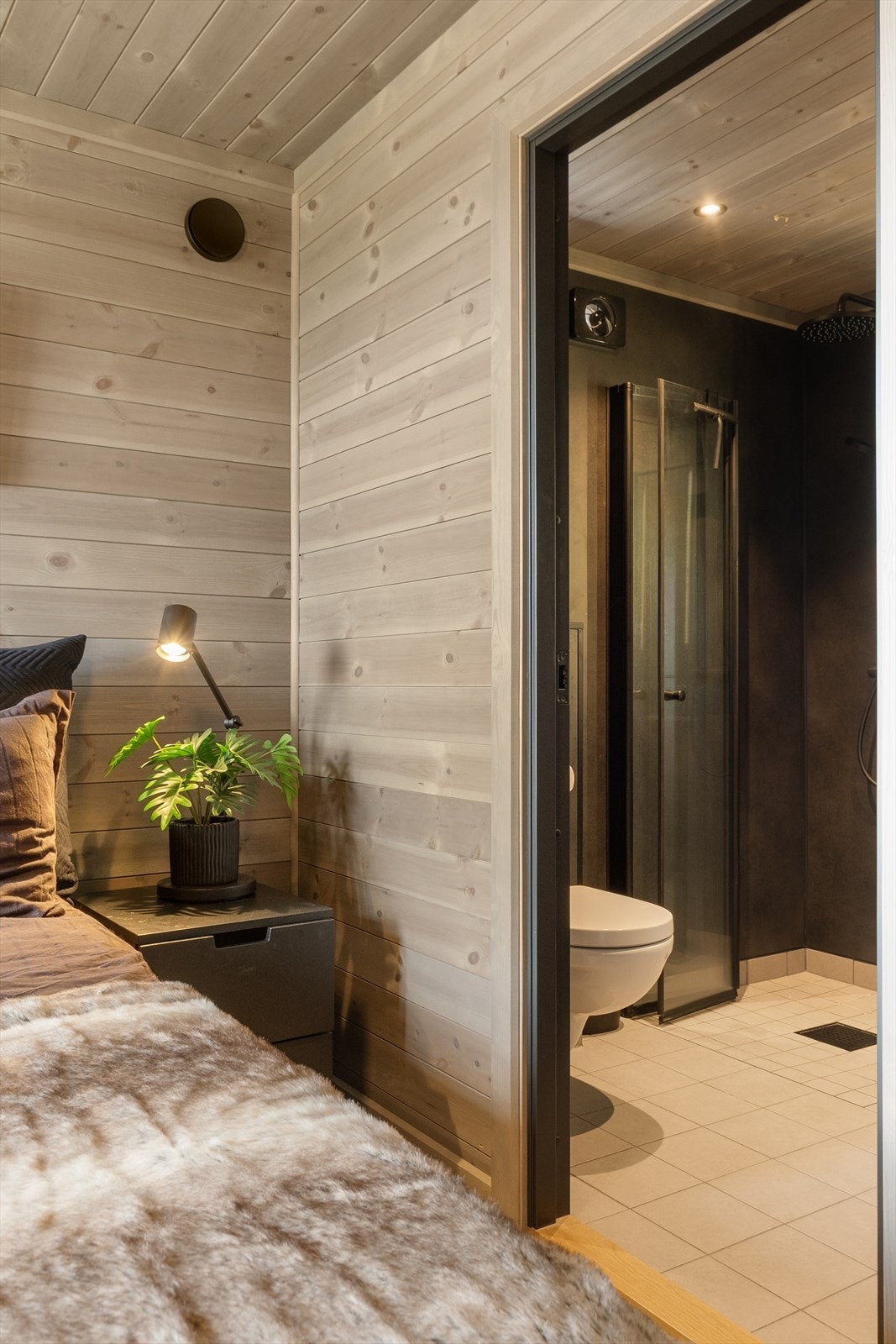 Soverom 1 har adkomst til eget bad. Galleribilde