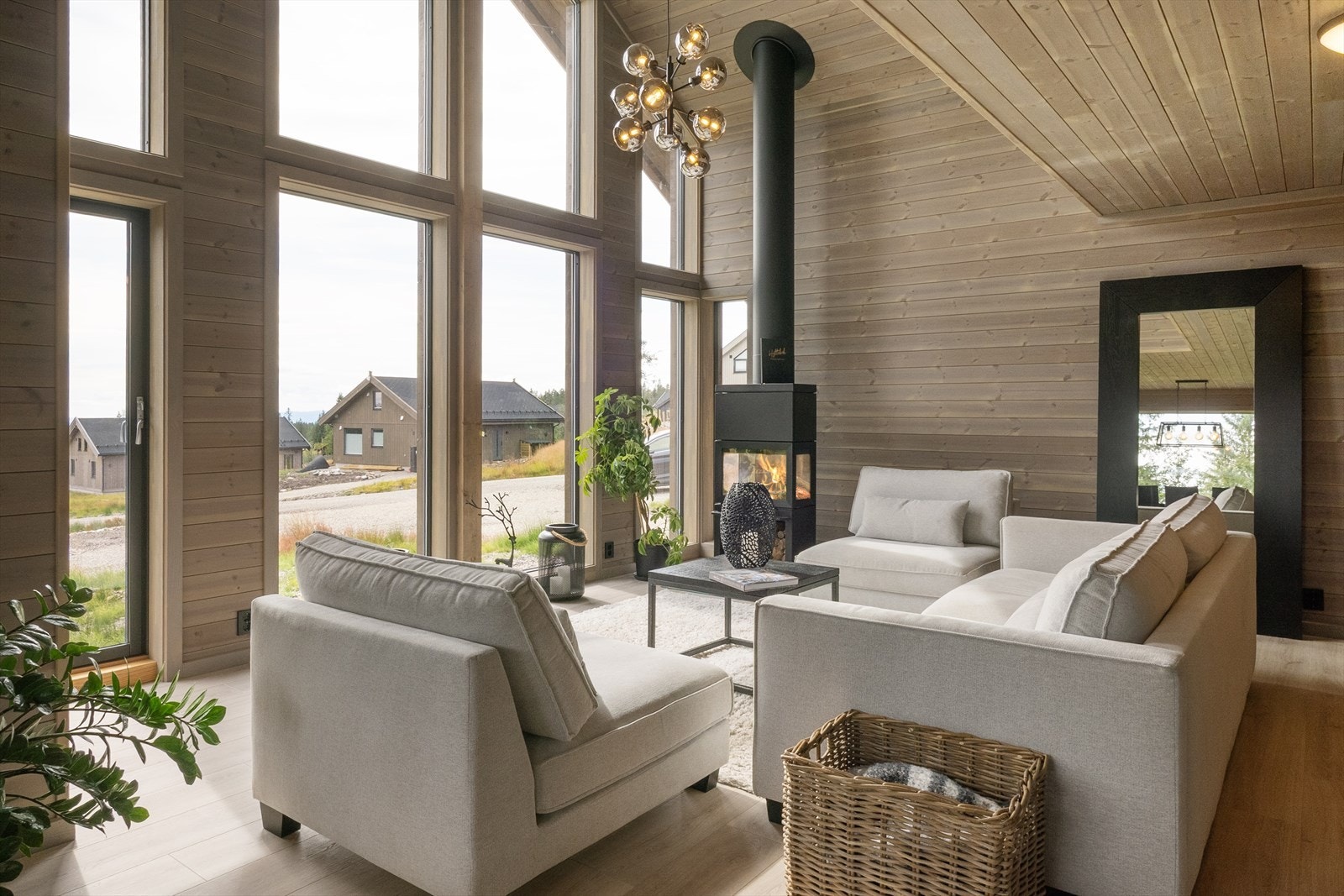 Stuen oppleves som et lyst og fint rom med god takhøyde og store panoramavinduer som sørger for godt med lysinnslipp i rommet. Galleribilde