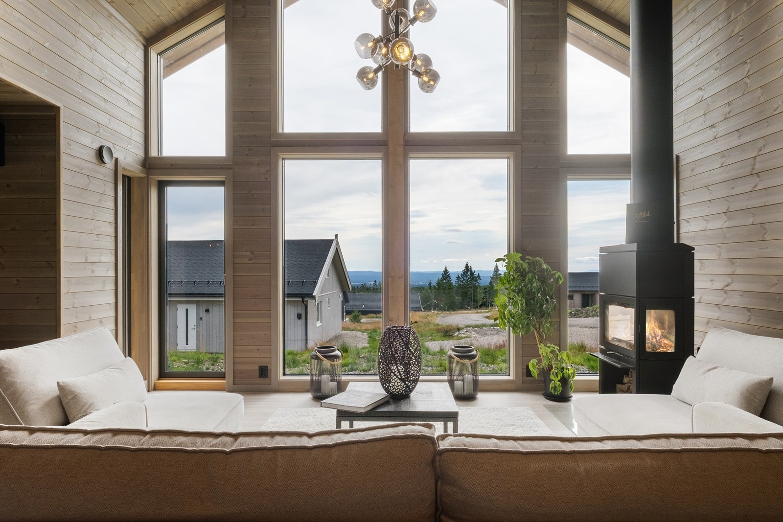 Ildstedet bidrar til en lun og hyggelig atmosfære på kjølige dager. Galleribilde