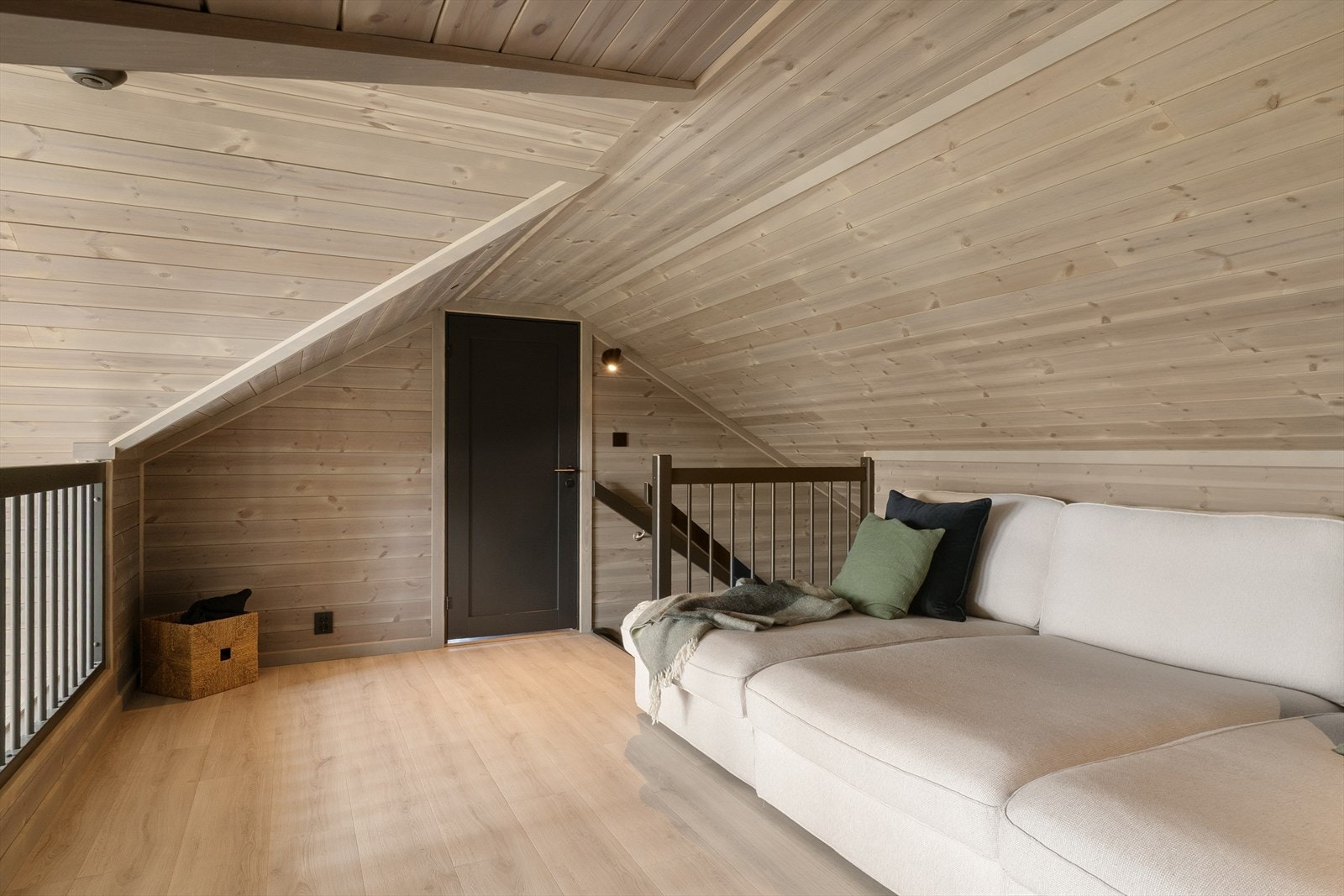 Rommene i 2.etasje inngår ikke i arealberegnelsen pga. takhøyden, men benyttes som soverom, stue og soverom. Galleribilde