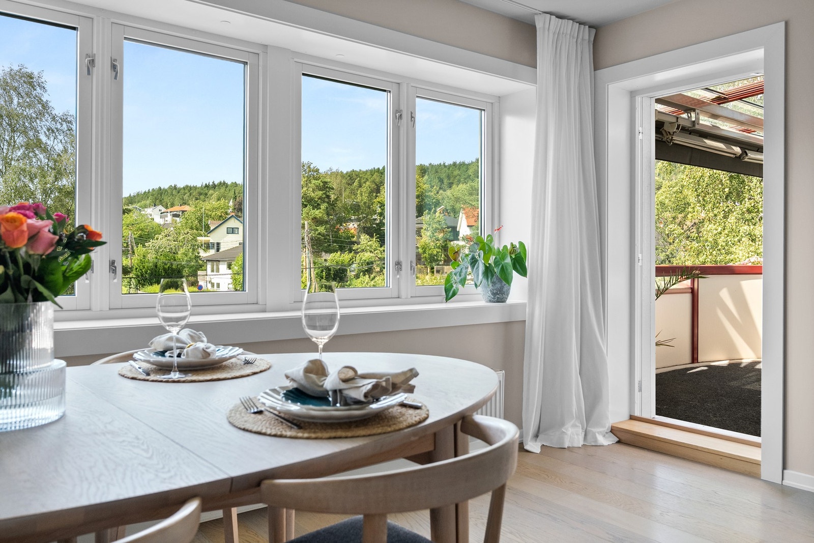 I stuen trer man ut på den solrike balkongen, som utvider stuens sosiale soner på sommerhalvåret Galleribilde