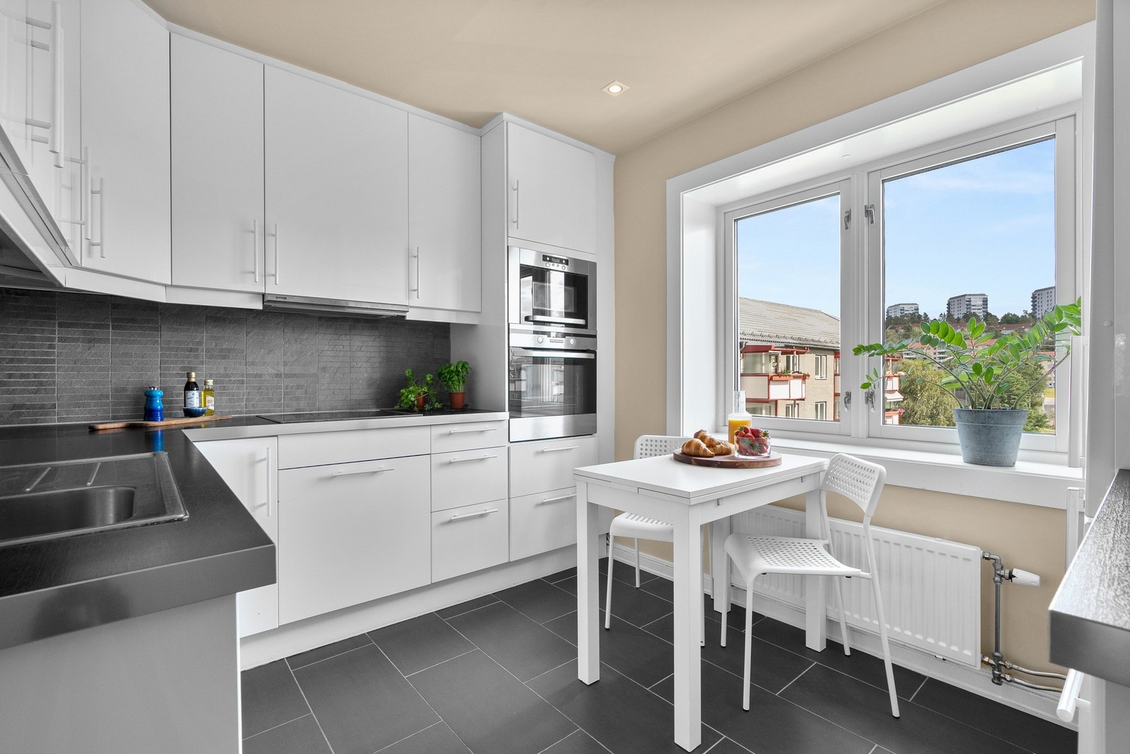 Fra entreen er det inngang til leilighetens separate kjøkken Galleribilde