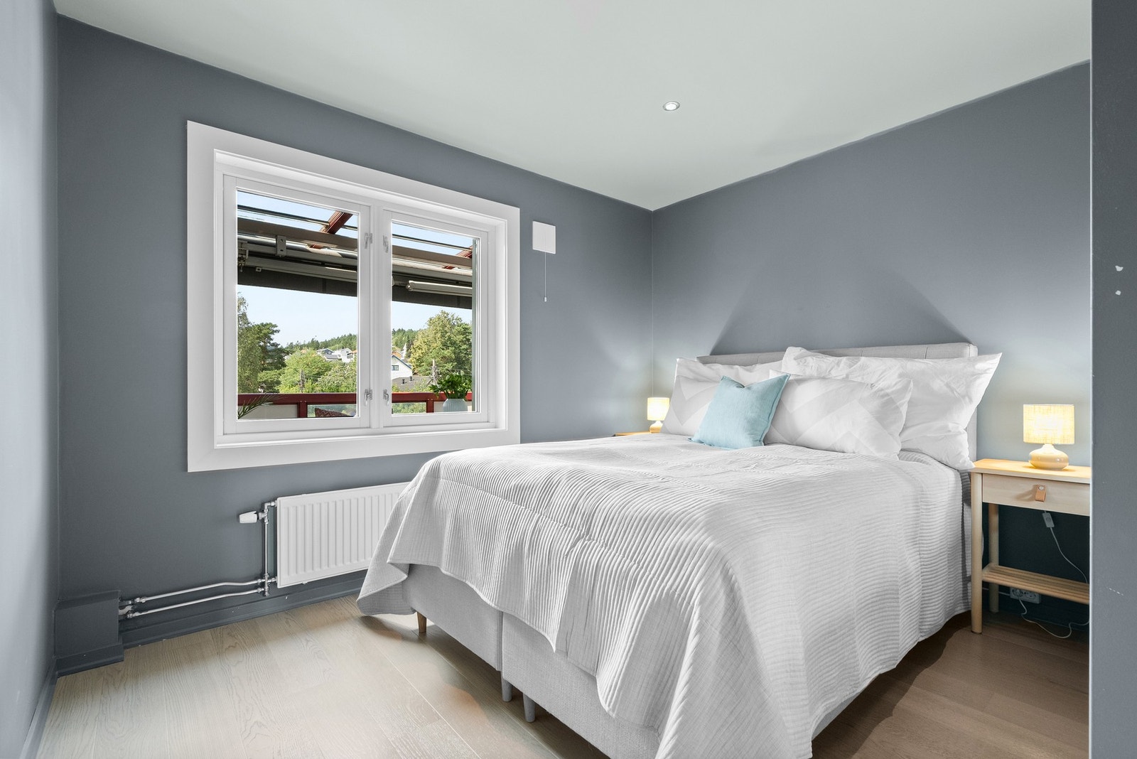 Hovedsoverom med god plass til stor seng og nattbord Galleribilde