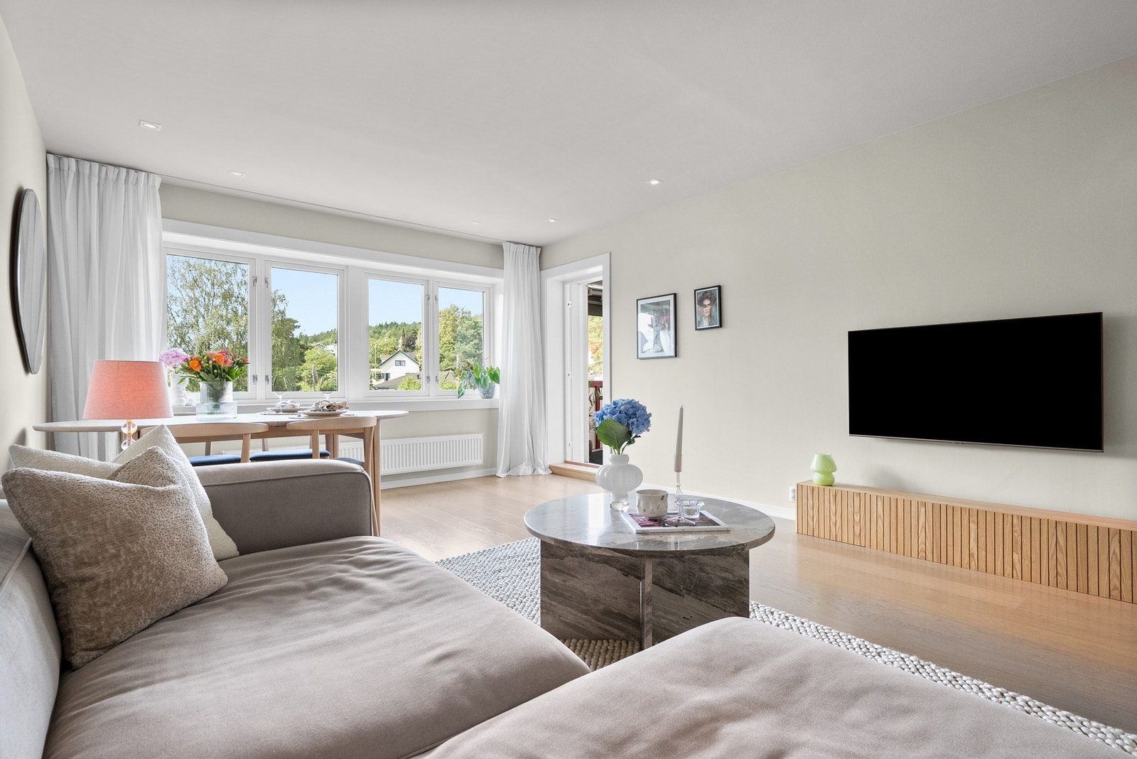 Leiligheten har stor stue med plass til egen spiseavdeling langs vindusrekken Galleribilde