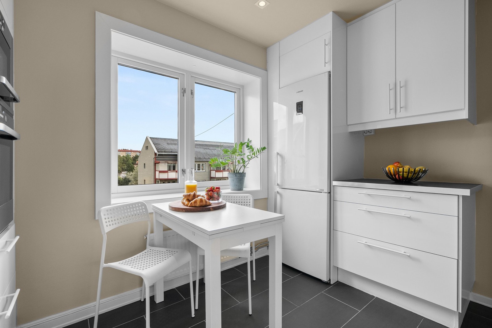 Kjøkkenet har en god løsning med flere benkeplasser til kokken Galleribilde