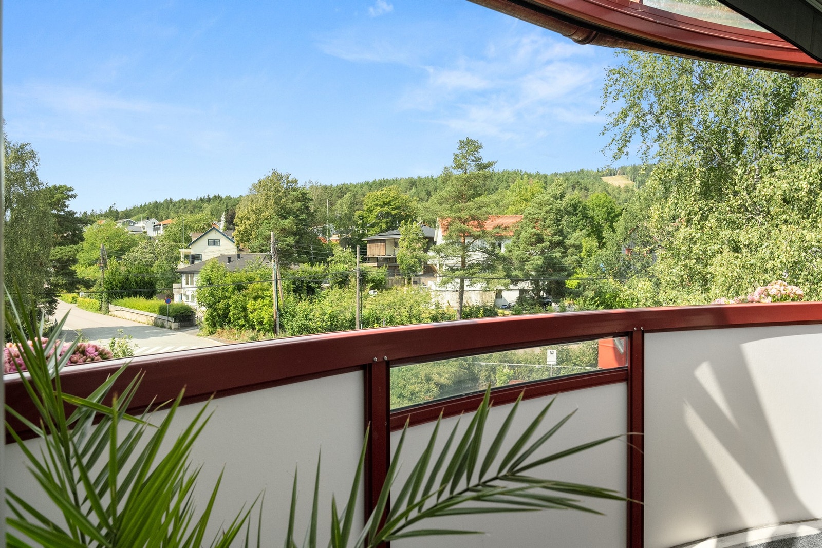 Utsikt mot villabebyggelse og marka - vestvendt plassering på toppen i hjørnet av bygget Galleribilde