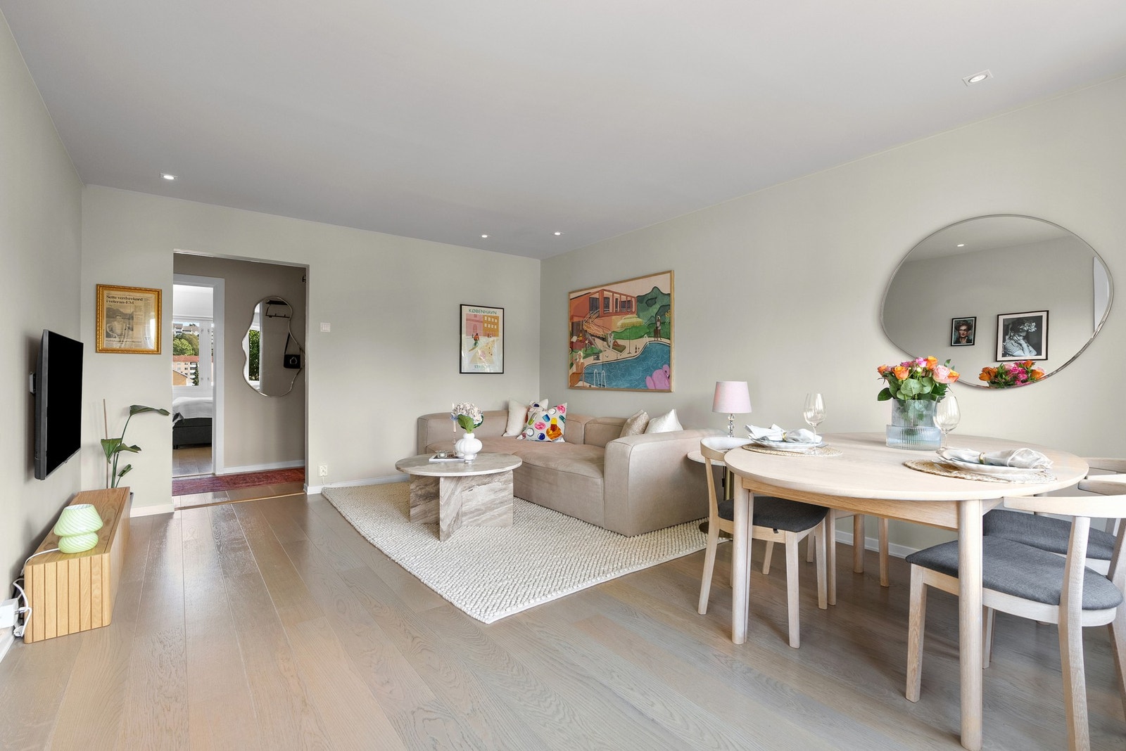 Her er det god plass til stor sofa og tv-møblement - husk at husleien dekker internett, fyring og varmtvann Galleribilde