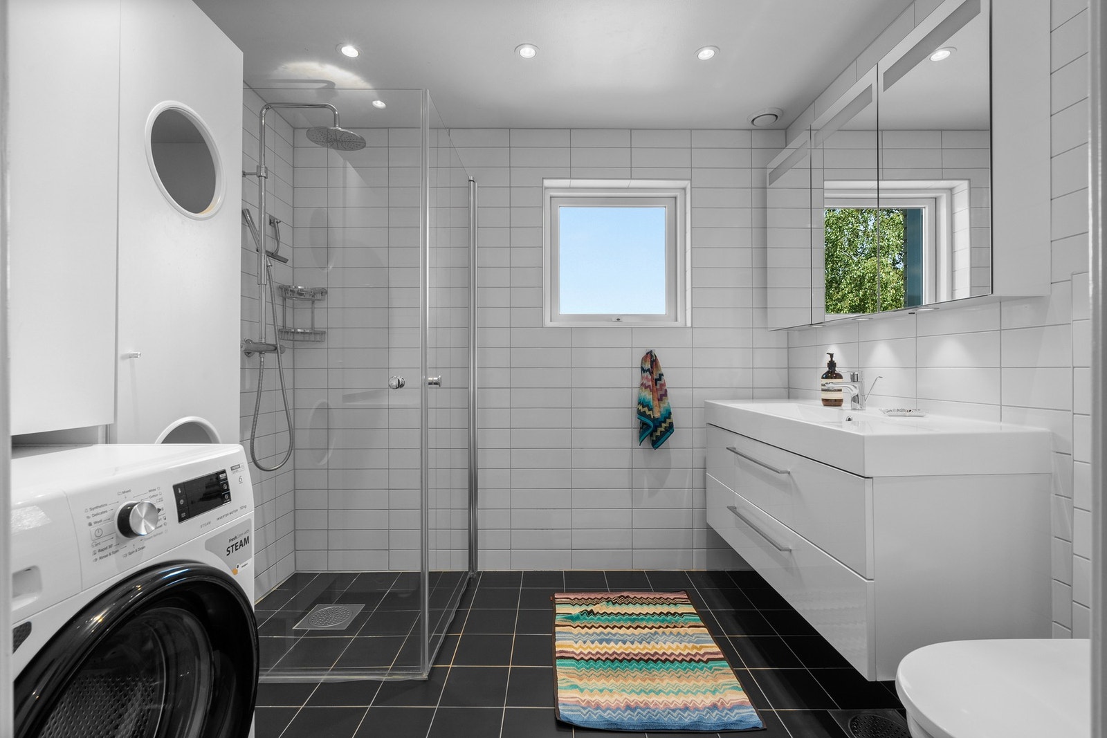 Ekstra stort baderom, med større vindu enn øvrige baderom i borettslaget Galleribilde