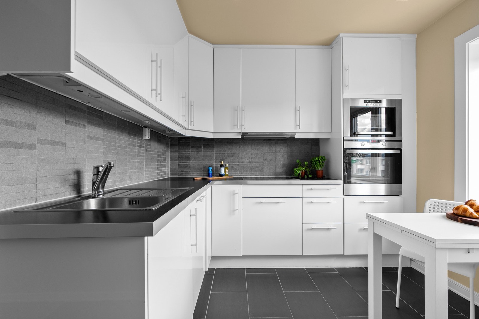 Nærmeste dagligvarehandel er noen minutter unna på Tonsenhagen torg. På Årvoll senter finnes også Rema 1000 Galleribilde